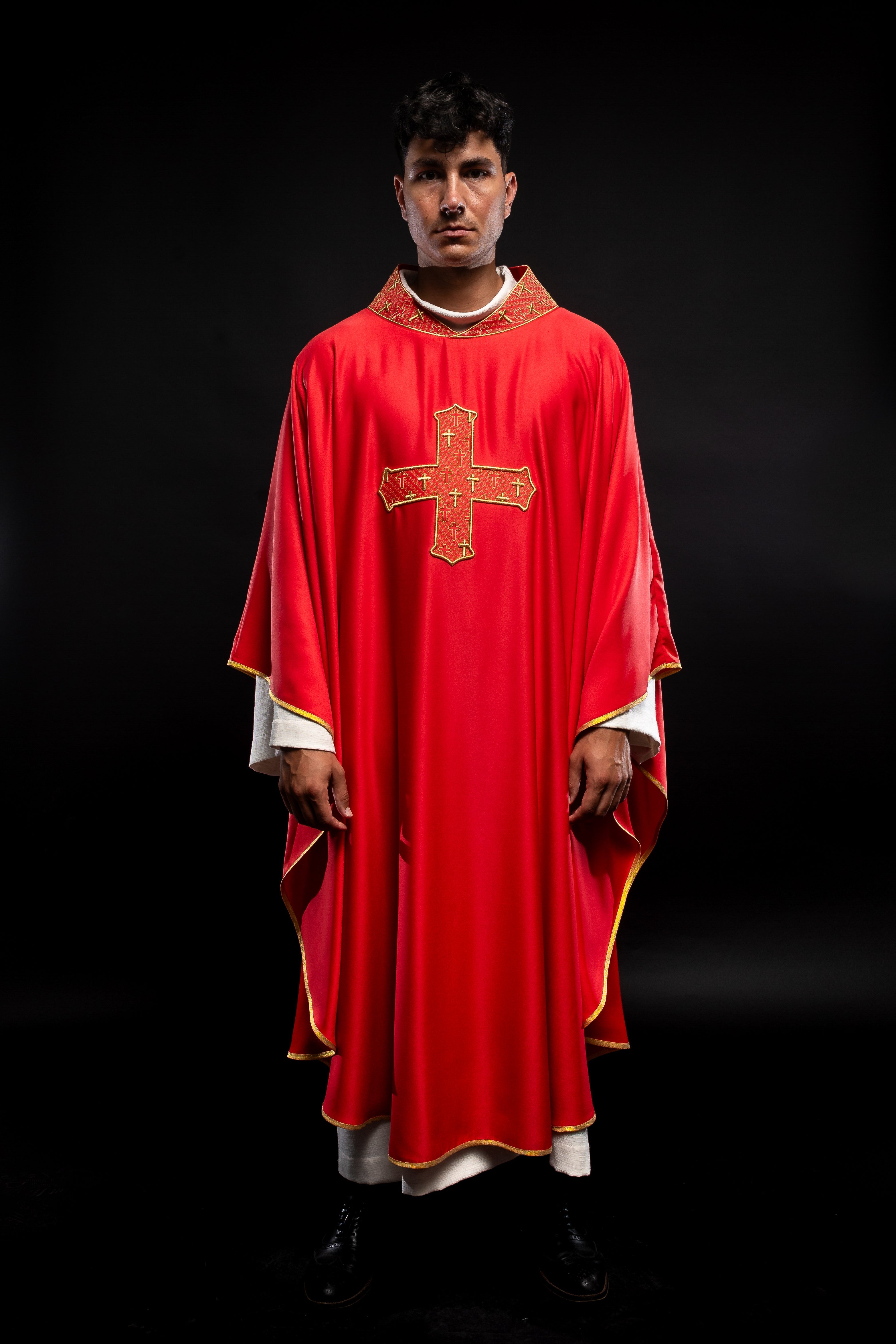 Chasuble avec croix et col richement brodés en rouge