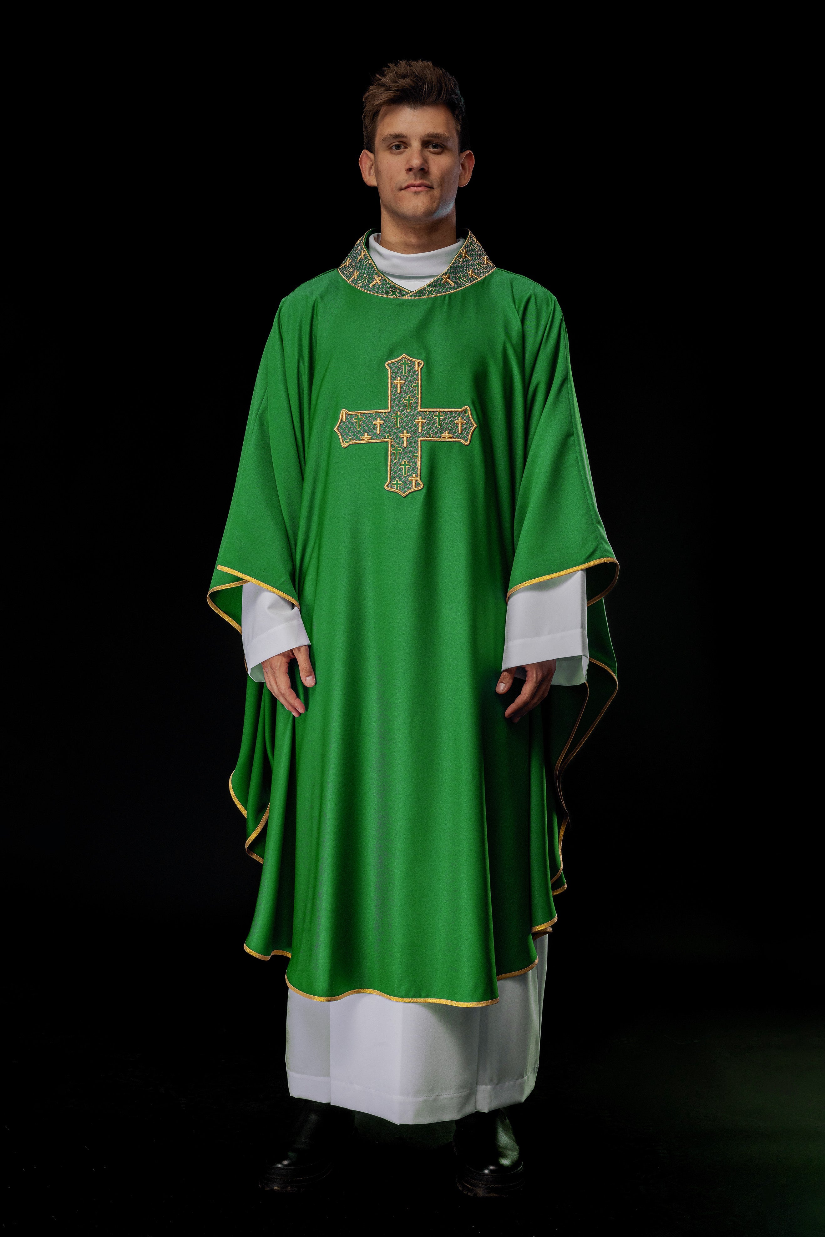 Chasuble avec croix et col richement brodés en vert