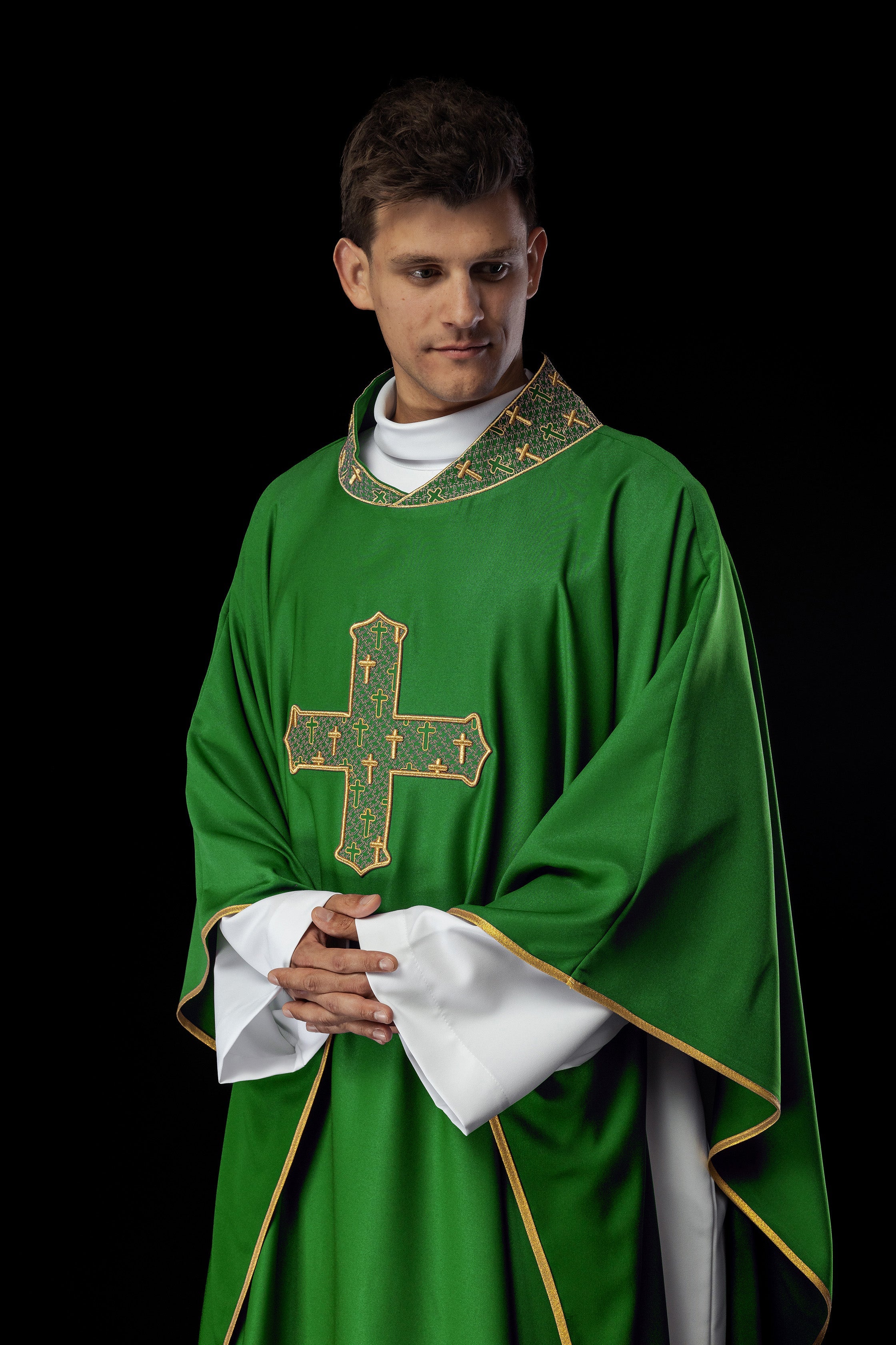 Chasuble avec croix et col richement brodés en vert