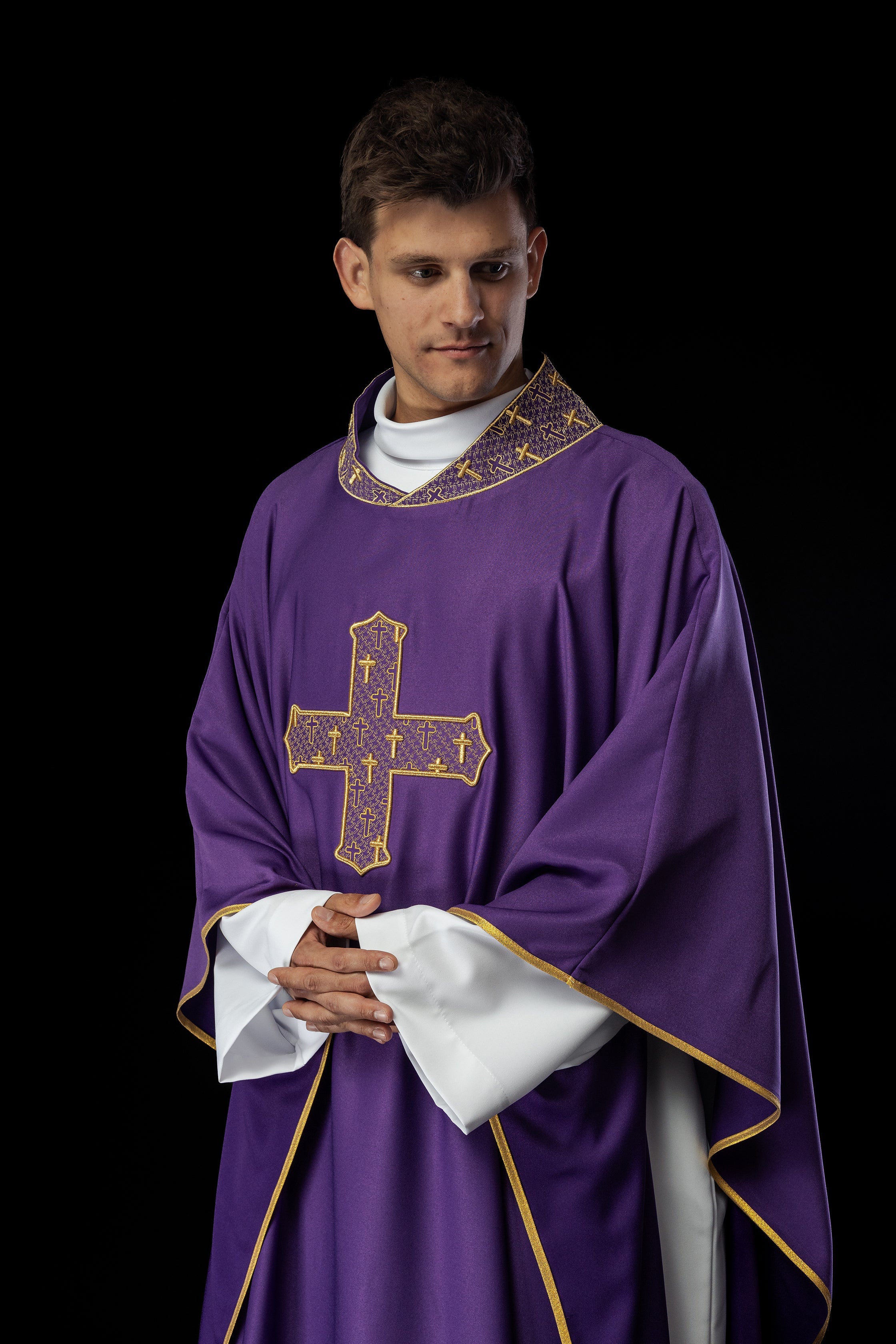 Chasuble avec croix et col richement brodés en violet