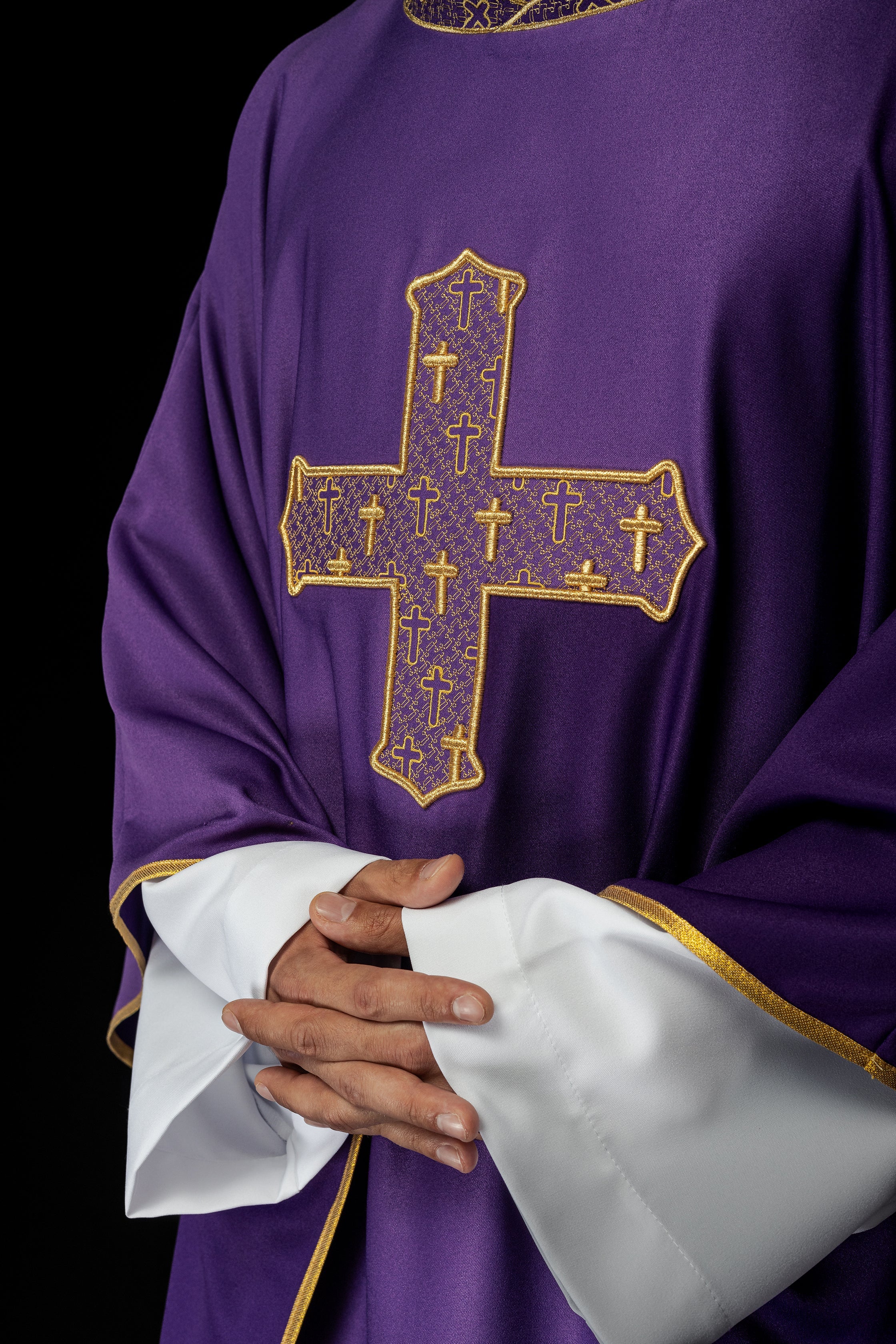 Chasuble avec croix et col richement brodés en violet