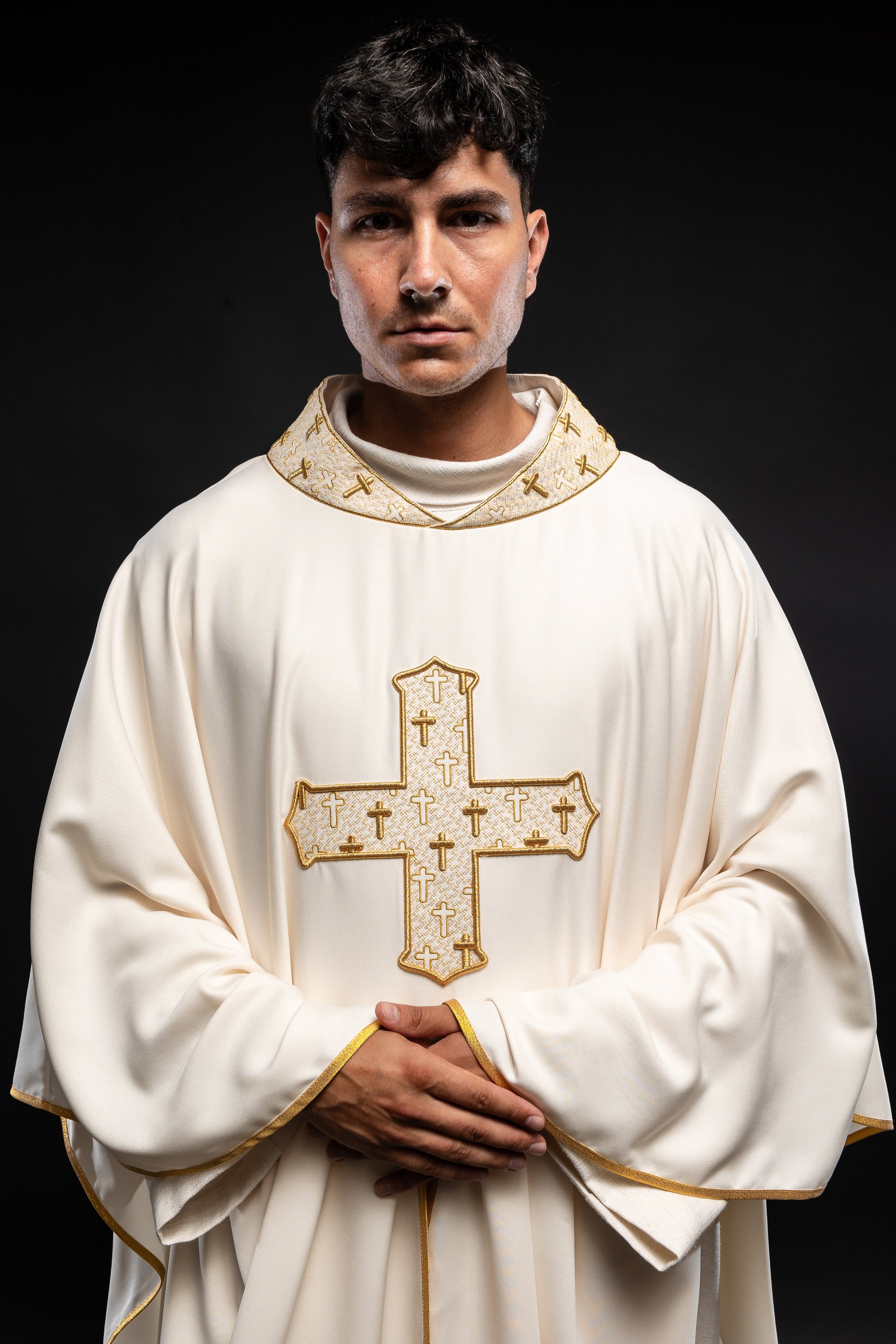 Chasuble avec croix et col richement brodés en écru