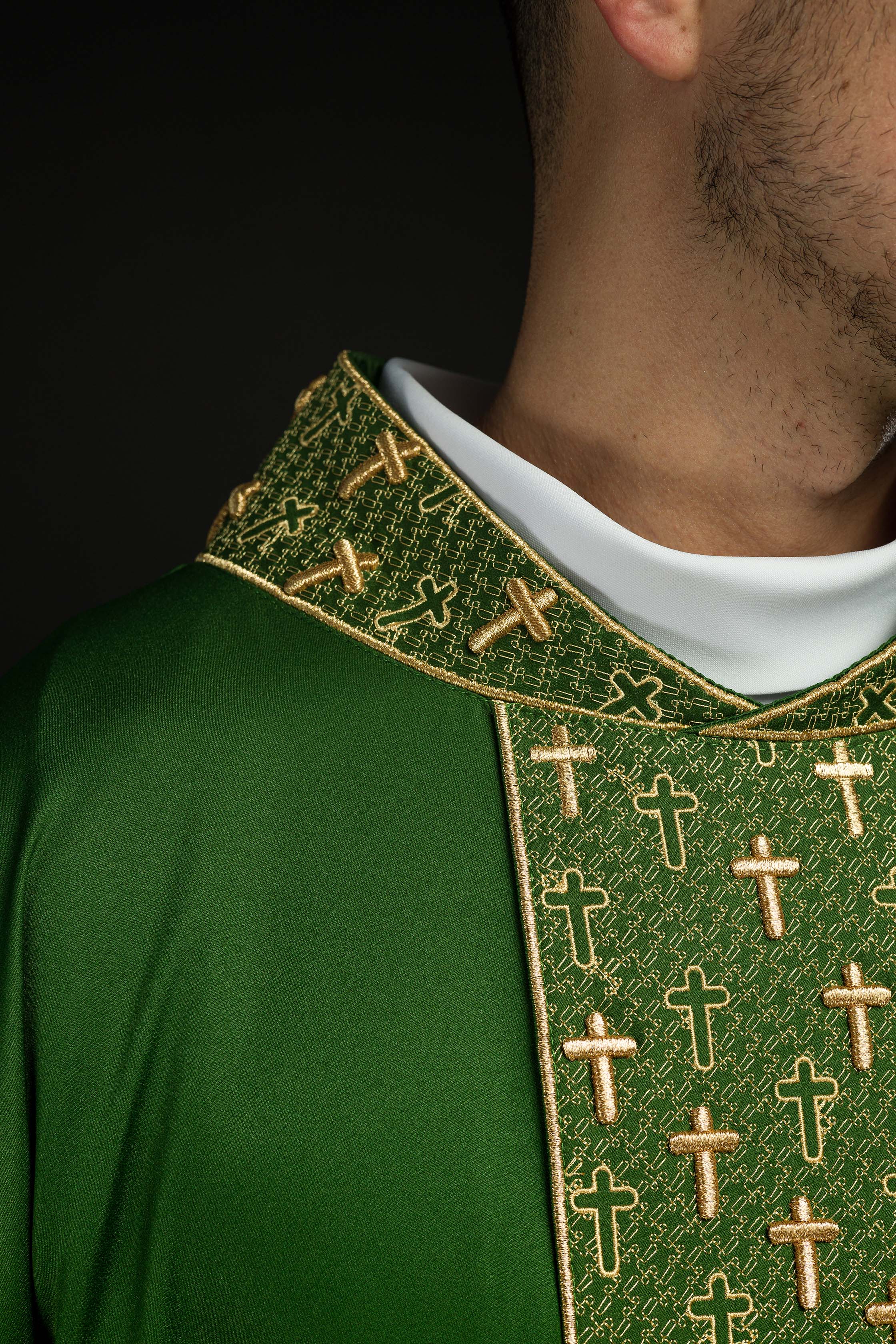 Chasuble avec ceinture richement brodée de croix en vert