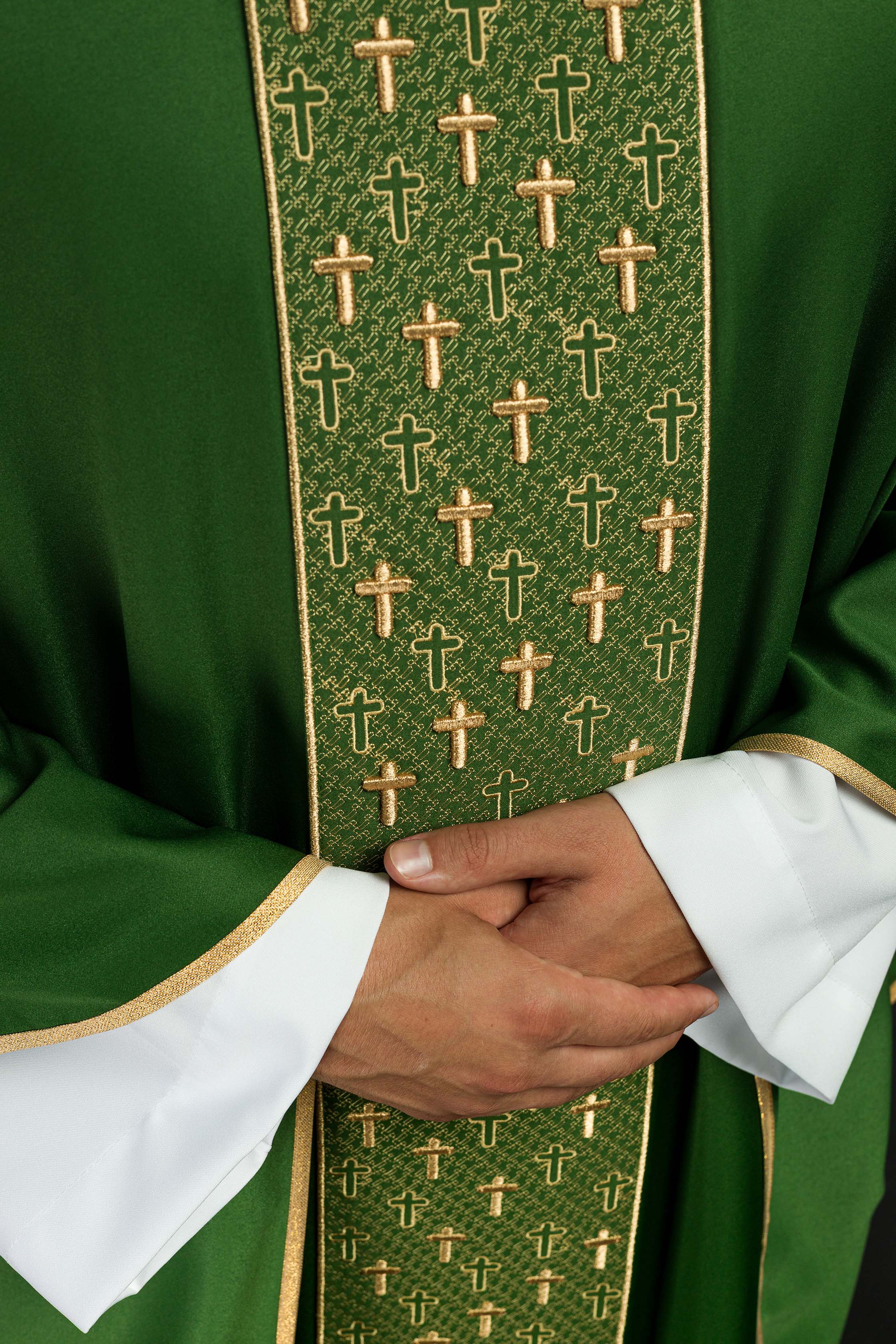 Chasuble avec ceinture richement brodée de croix en vert