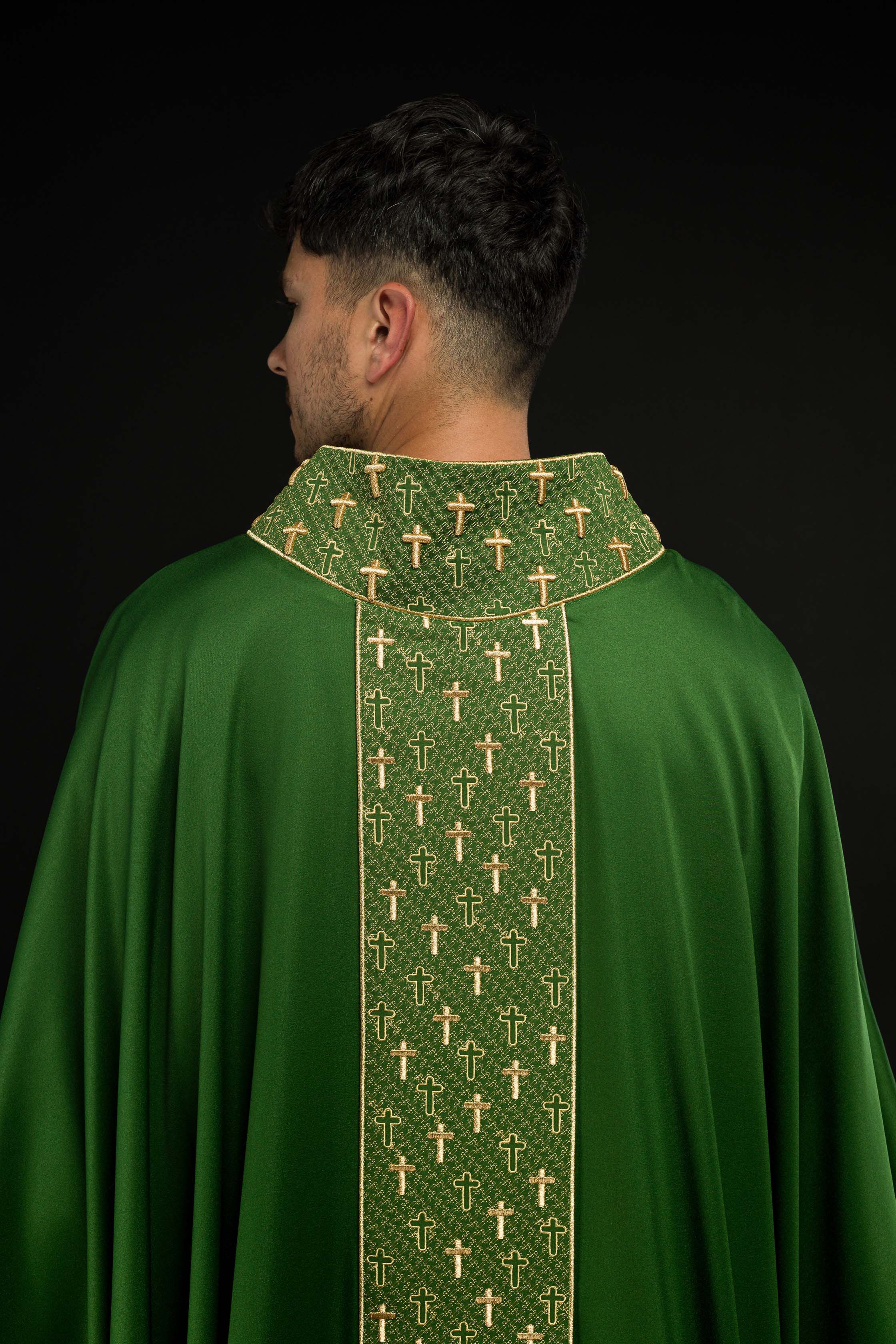 Chasuble avec ceinture richement brodée de croix en vert