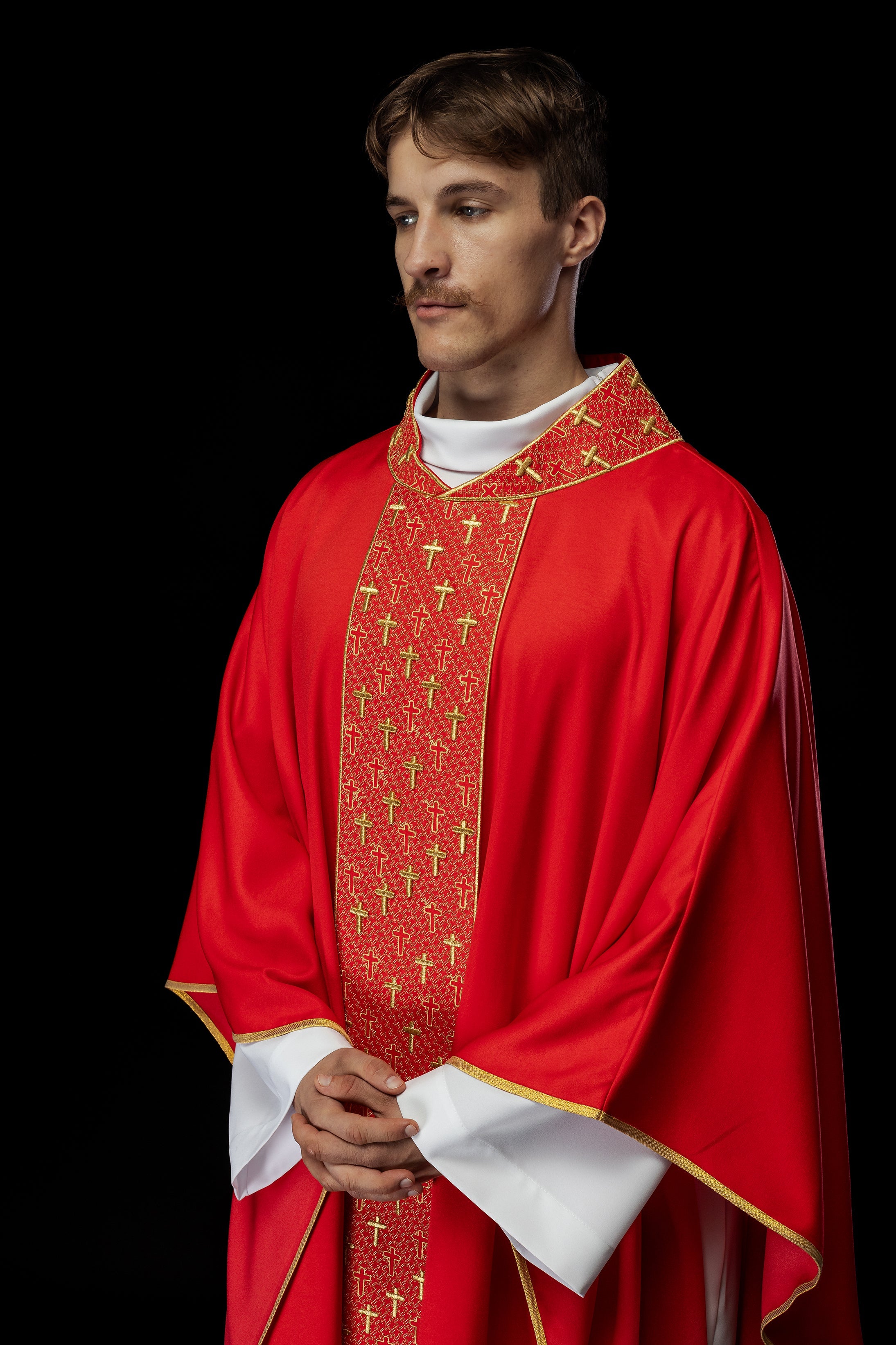 Chasuble avec ceinture richement brodée de croix en rouge