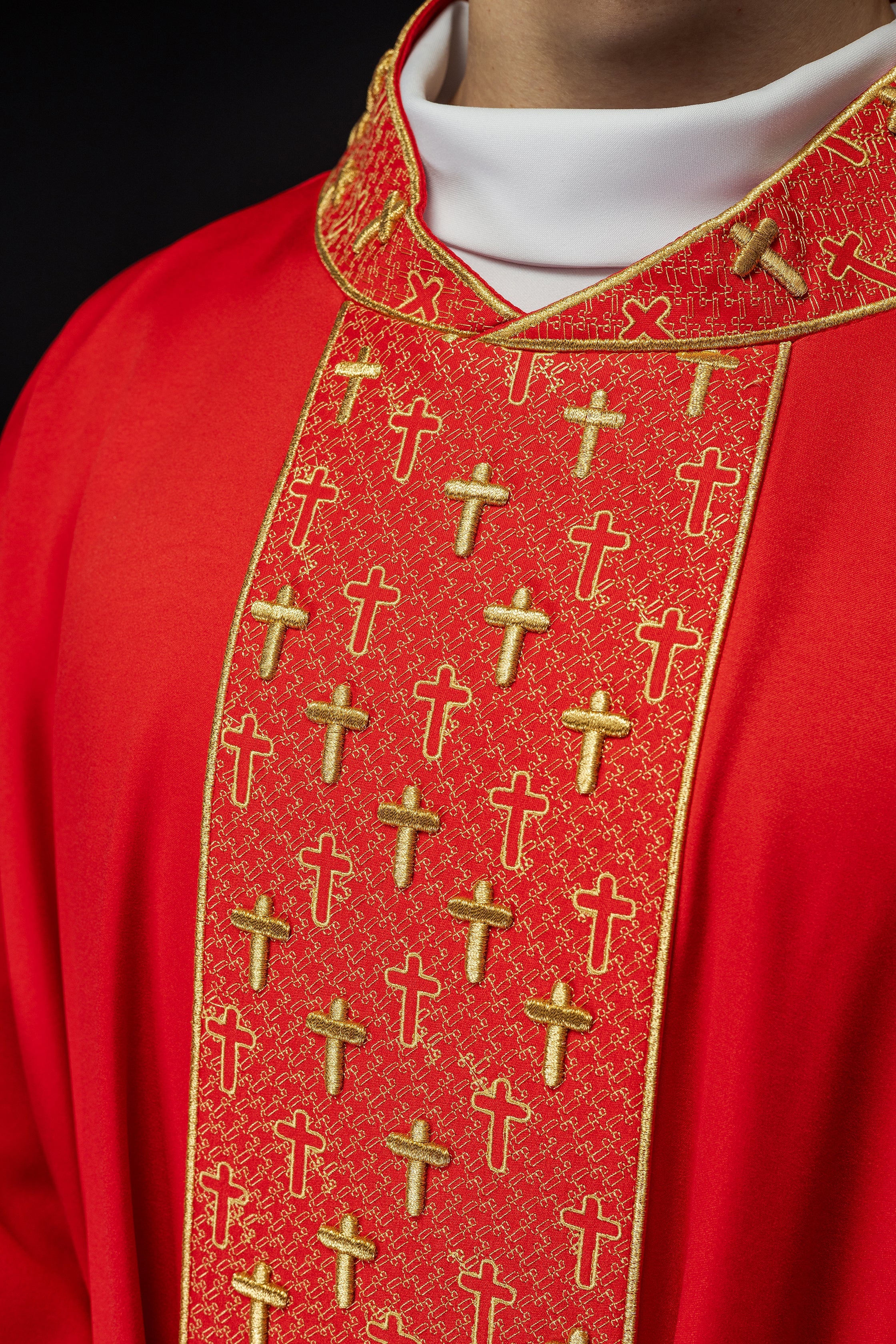 Chasuble avec ceinture richement brodée de croix en rouge