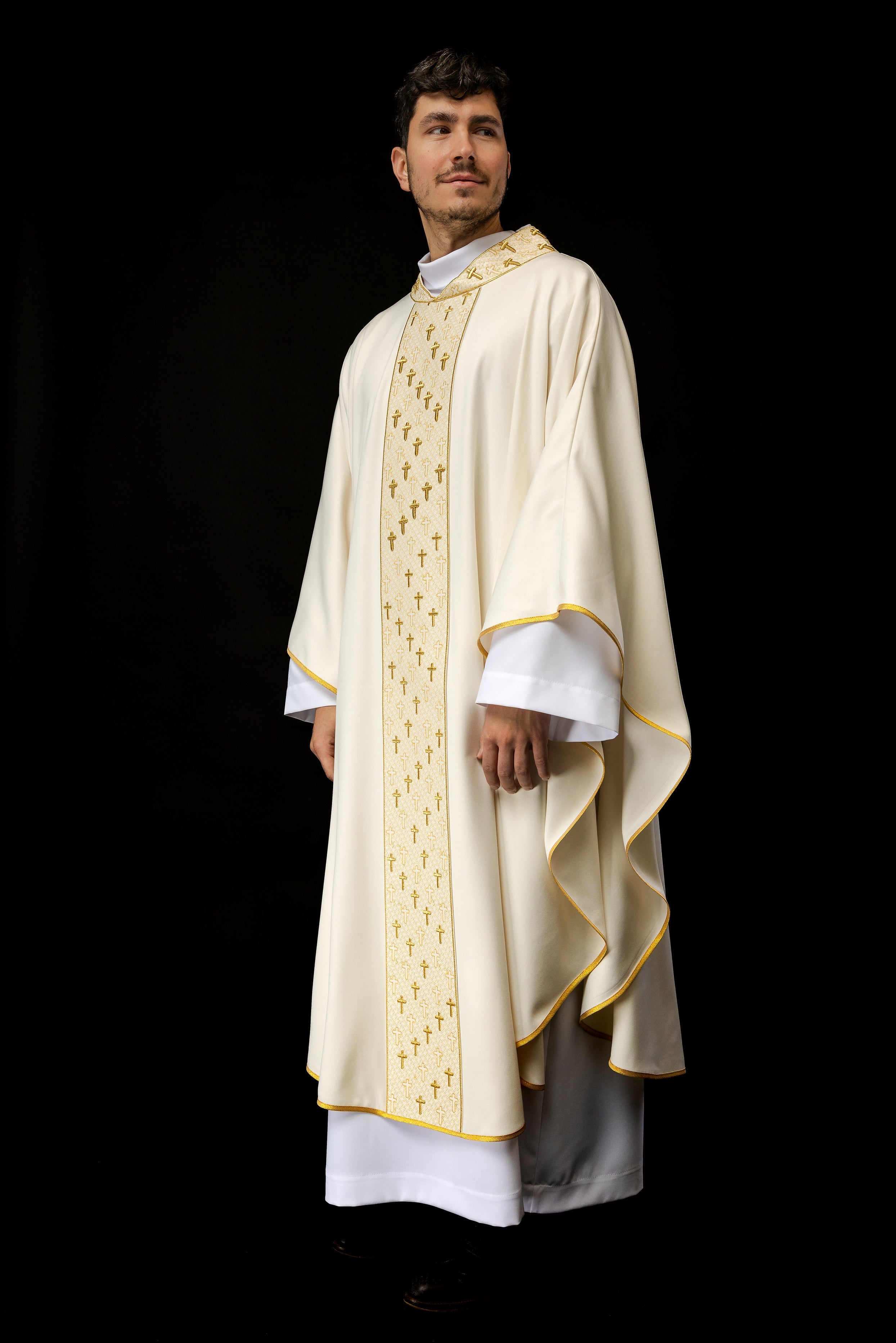 Chasuble avec ceinture richement brodée en croix écrues