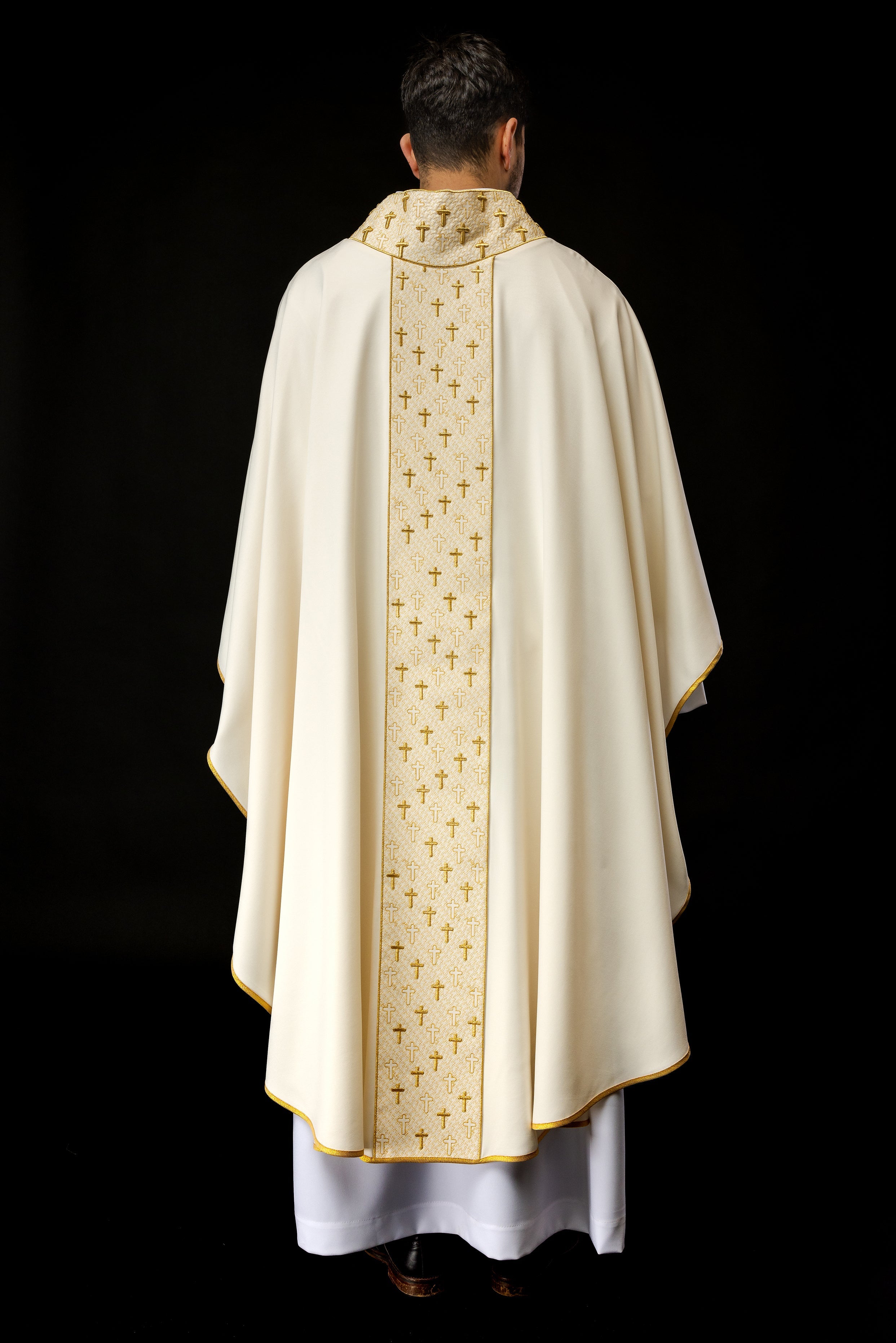 Chasuble avec ceinture richement brodée en croix écrues