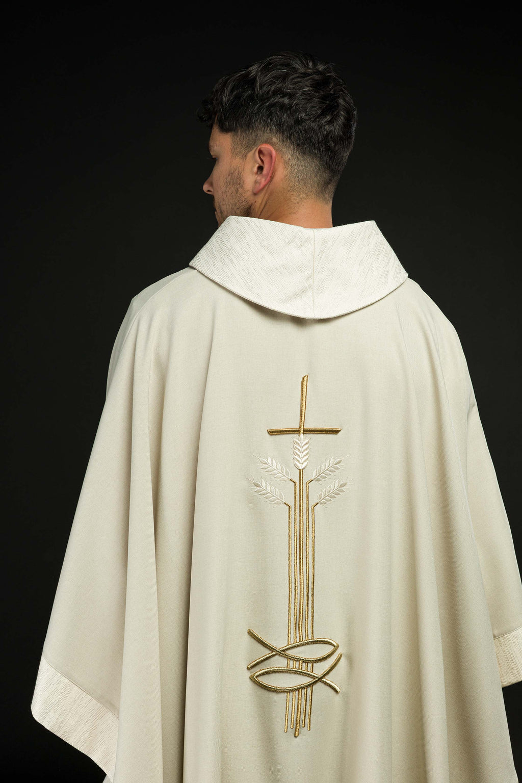 Chasuble avec motif de croix, d'oreilles et de poissons