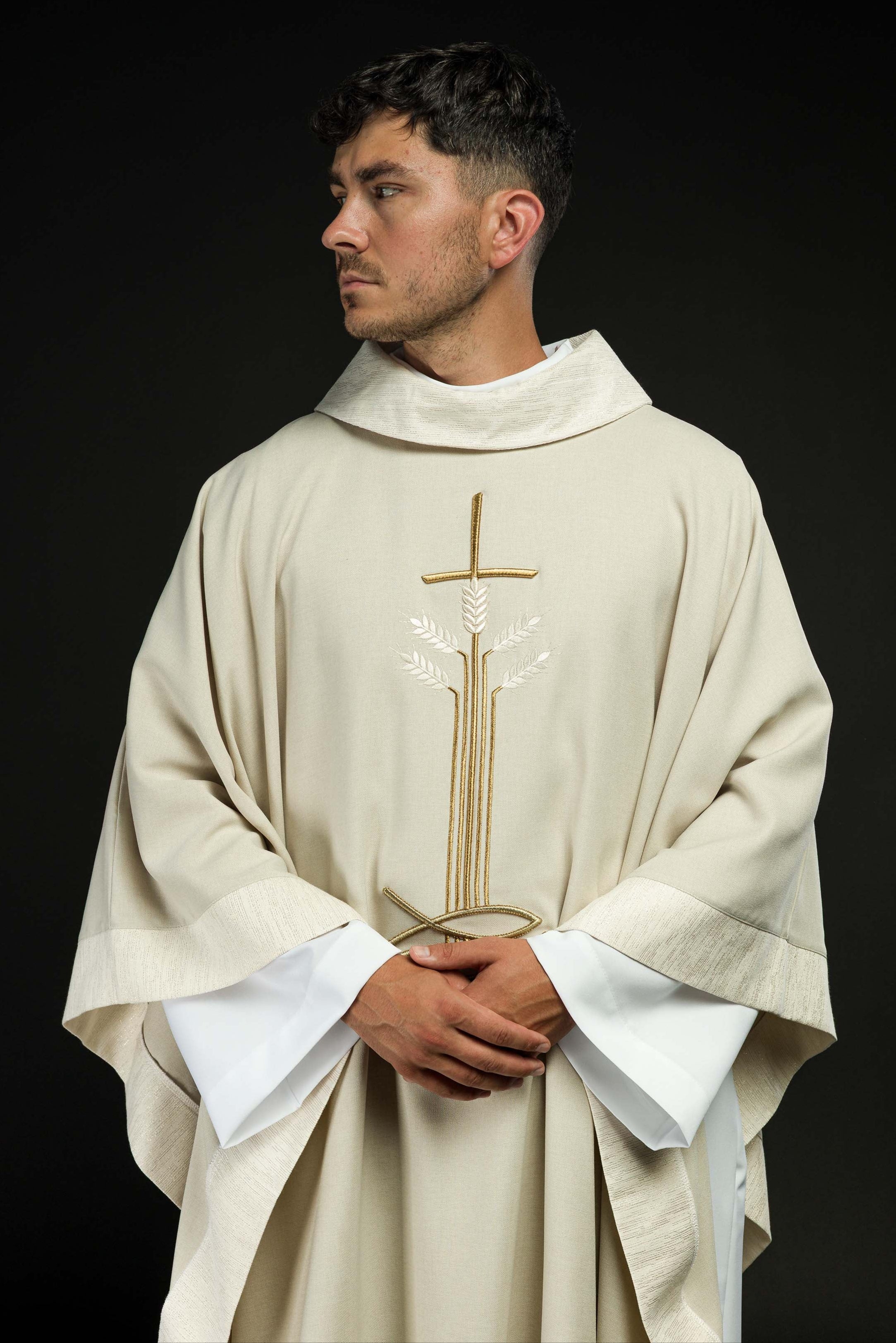 Chasuble avec motif de croix, d'oreilles et de poissons