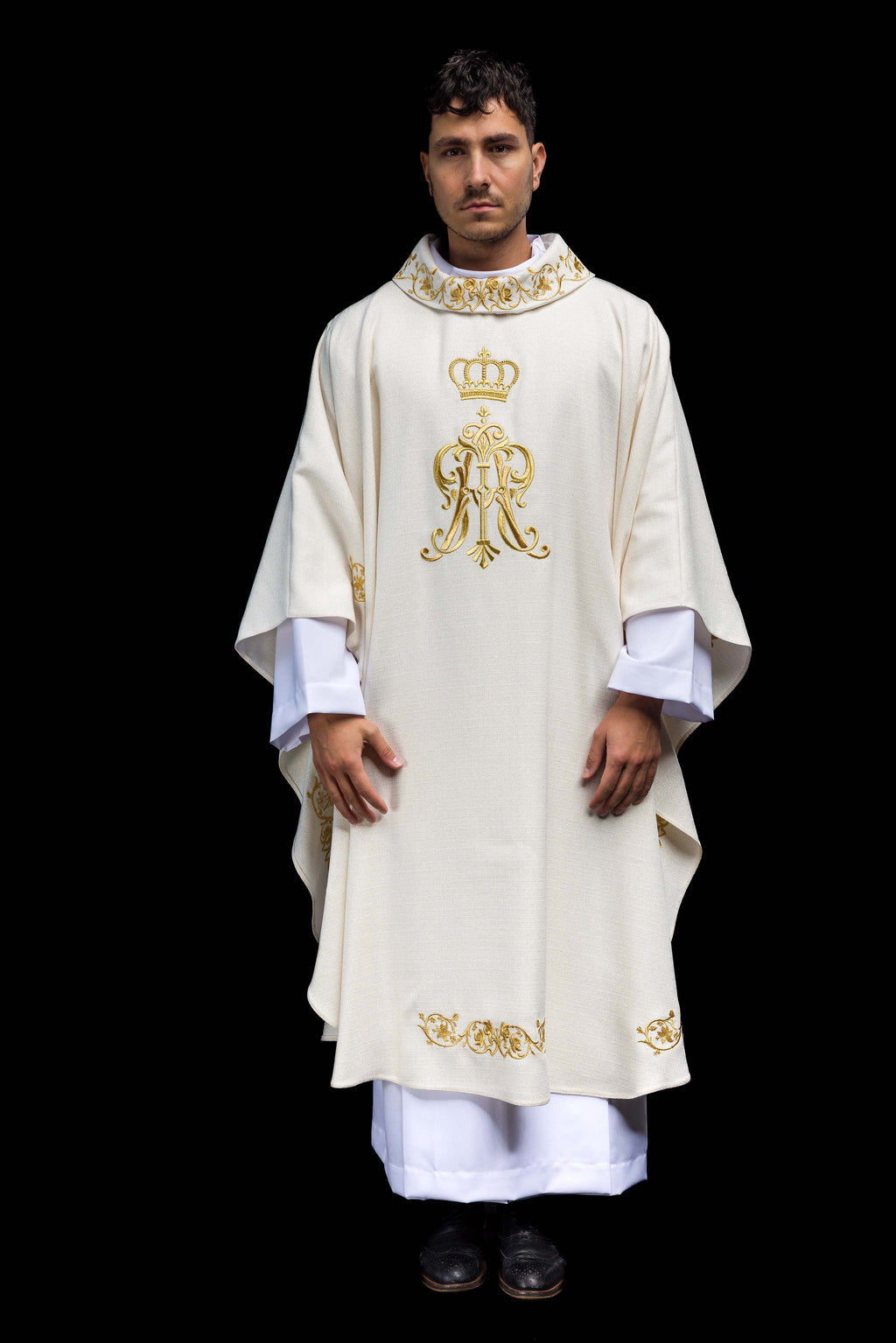 Chasuble liturgique avec armoiries mariales et couronne brodées