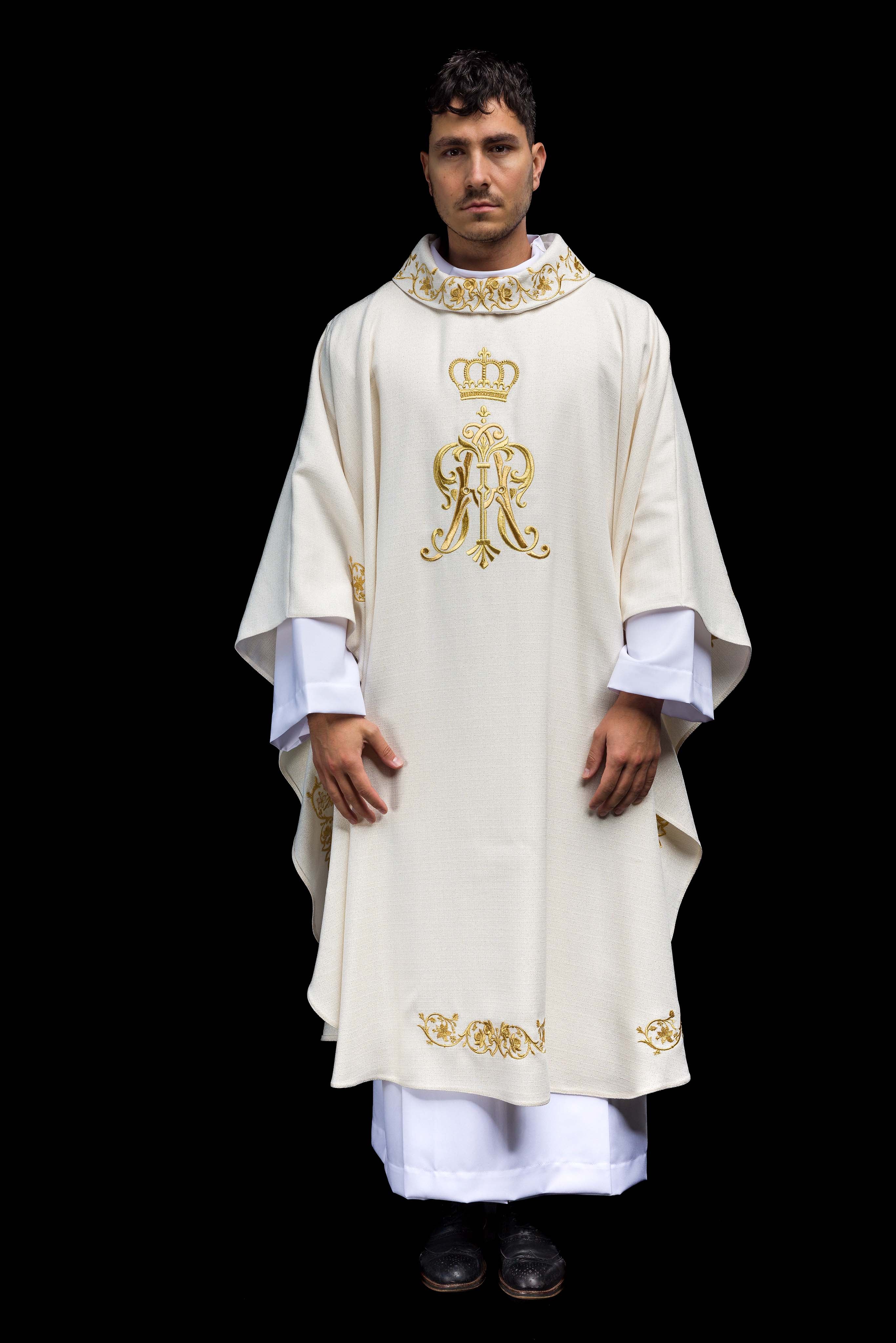 Chasuble liturgique avec armoiries mariales et couronne brodées