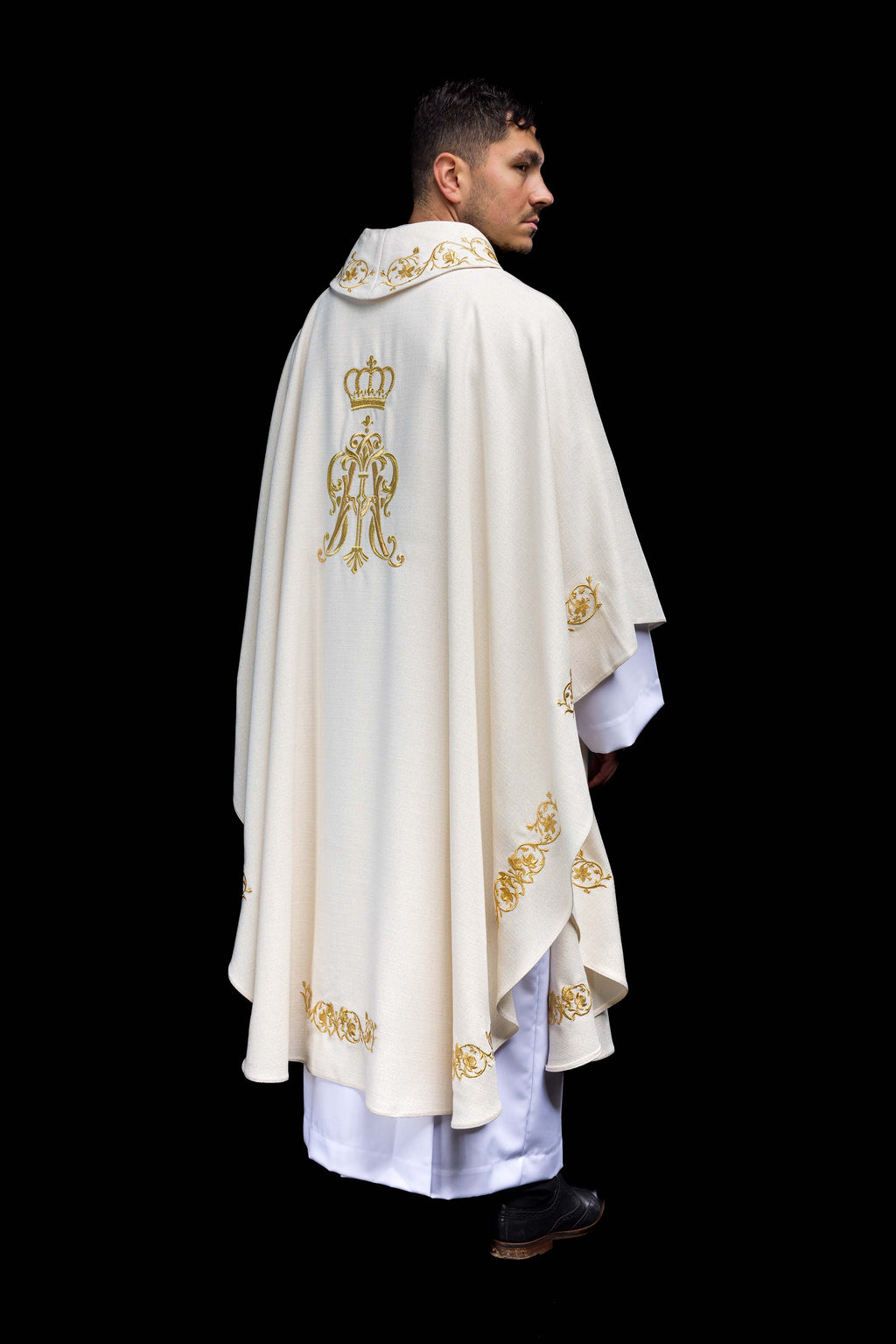 Chasuble liturgique avec armoiries mariales et couronne brodées