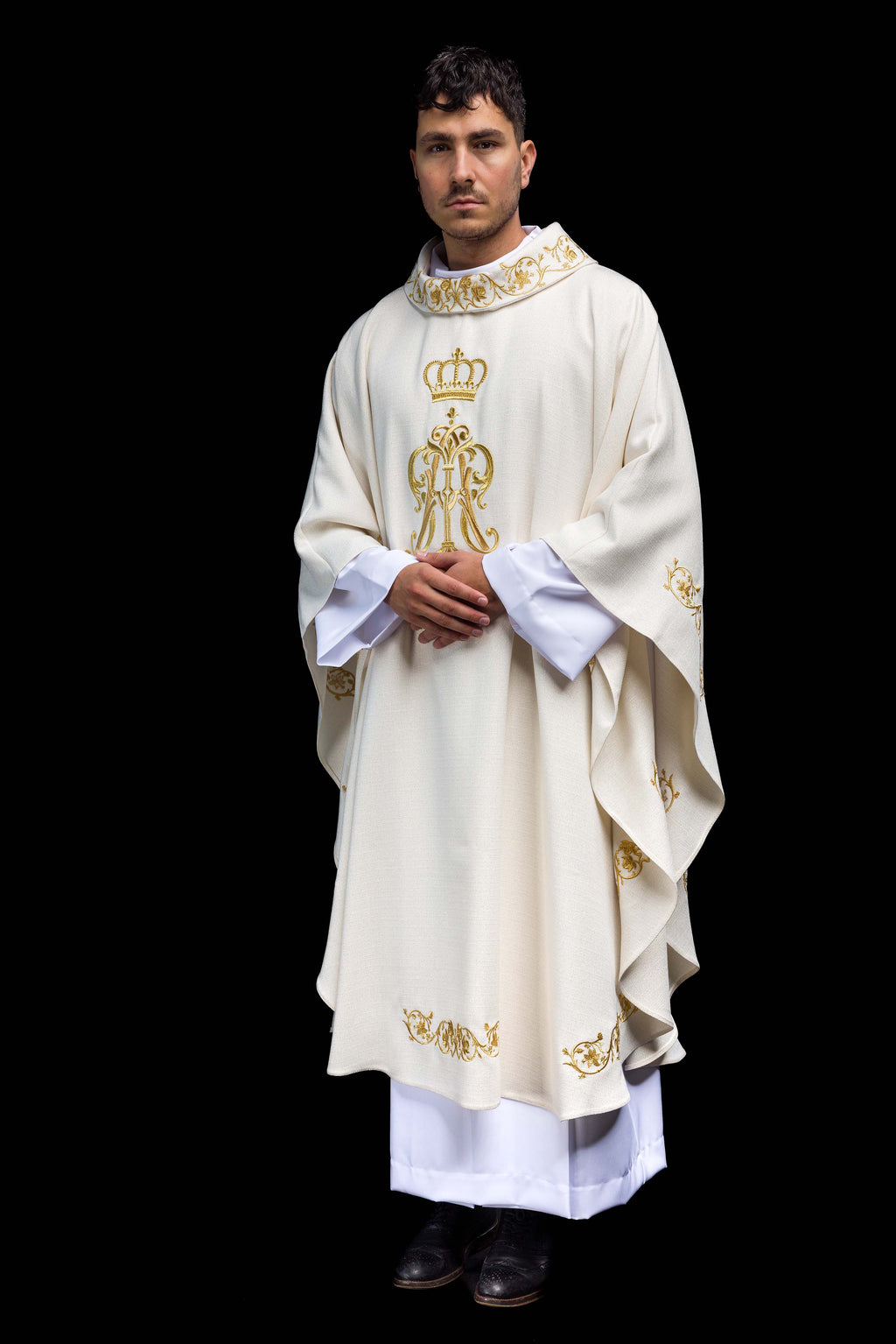 Chasuble liturgique avec armoiries mariales et couronne brodées
