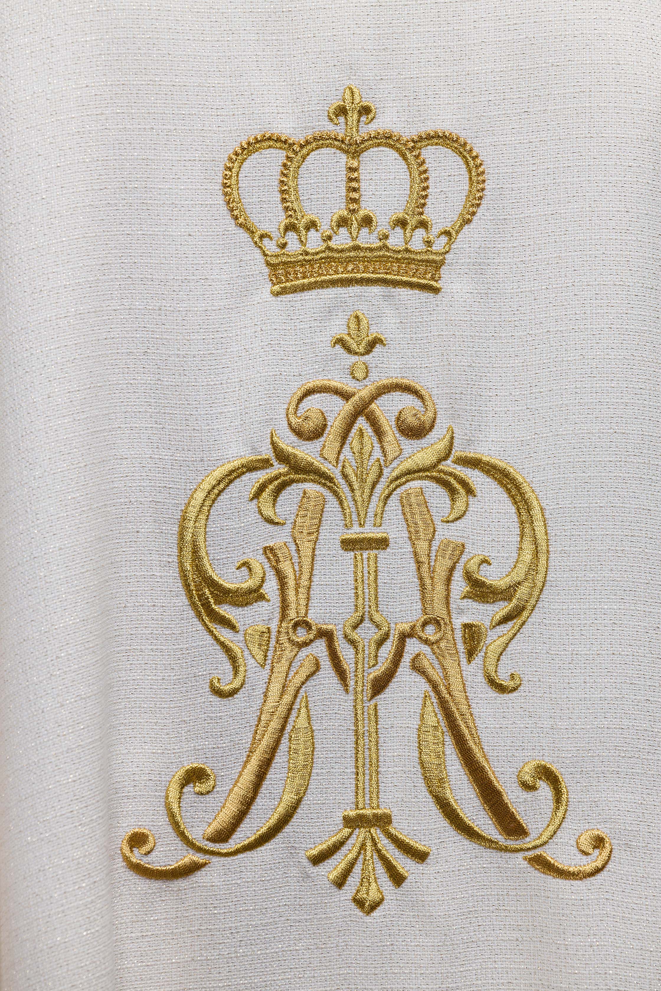 Chasuble liturgique avec armoiries mariales et couronne brodées