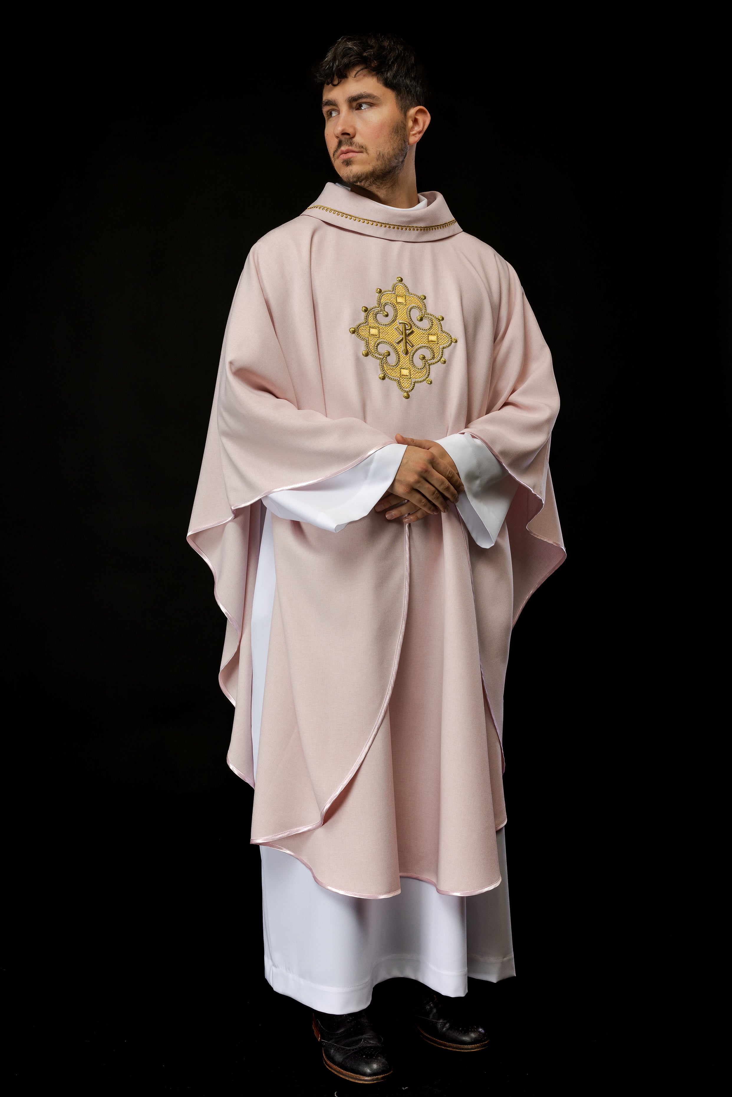 Chasuble avec croix brodée et passepoil doré sur le col en couleur rose