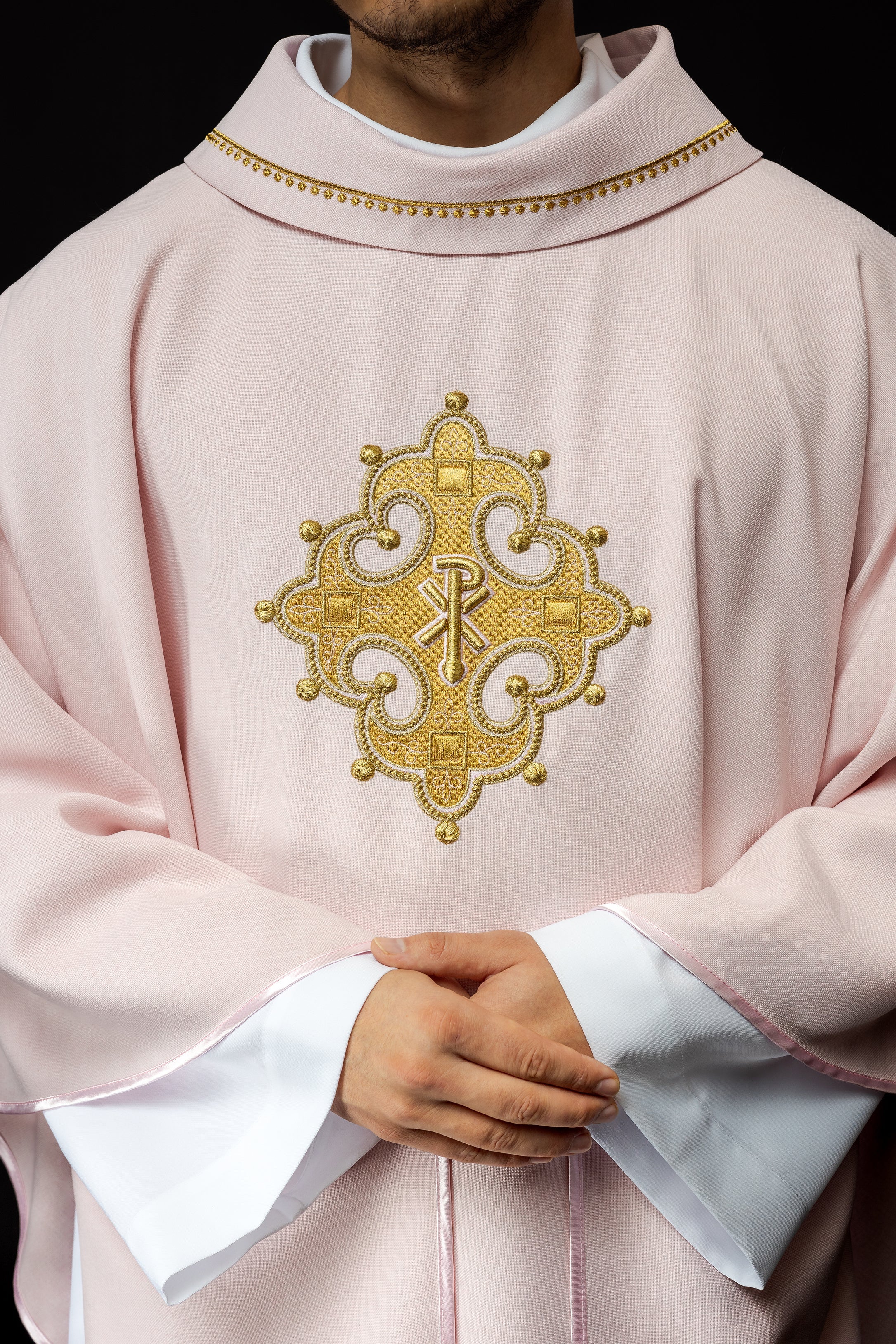 Chasuble avec croix brodée et passepoil doré sur le col en couleur rose