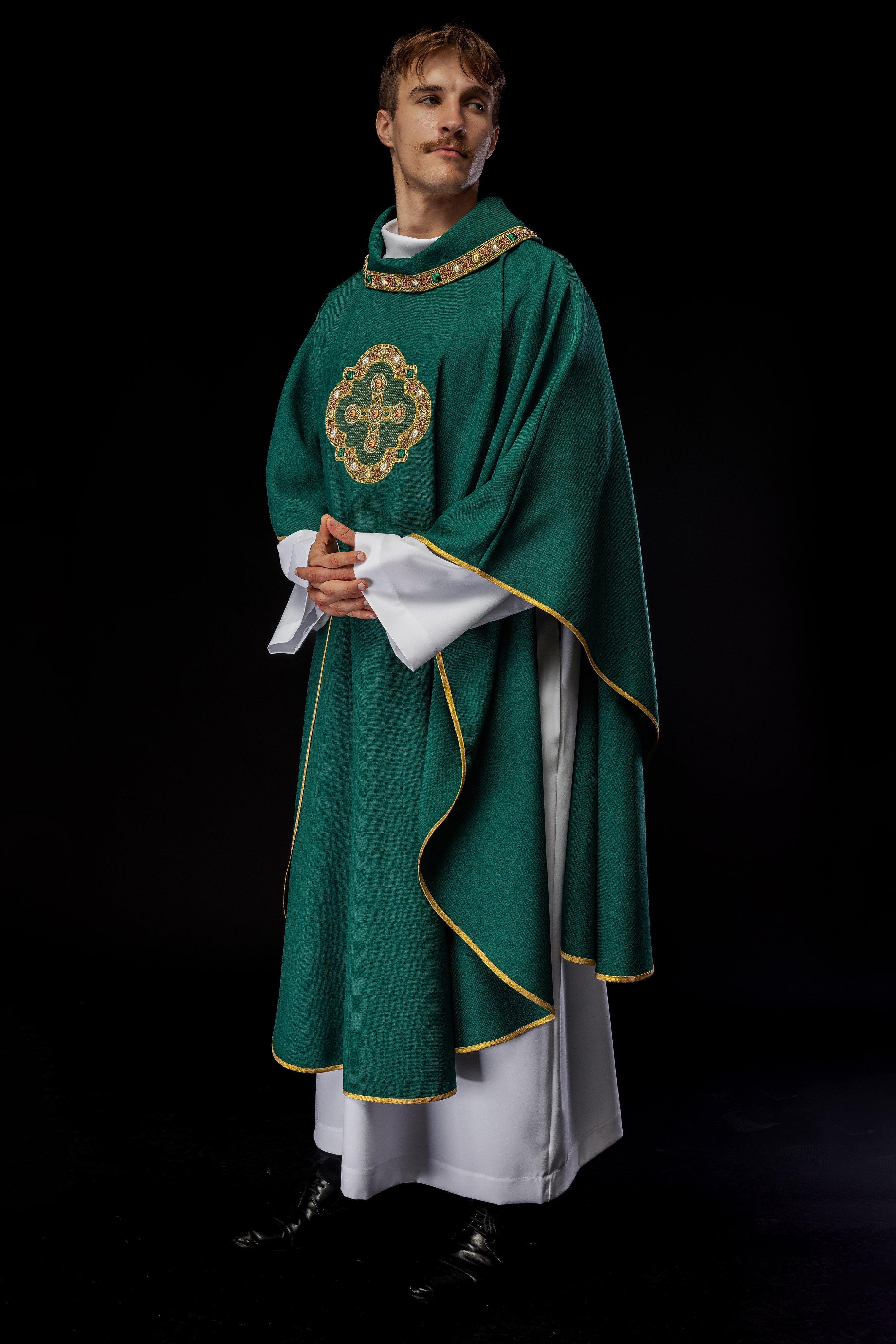 Chasuble en vert avec passepoil brodé sur le col et autour de la broderie de la croix