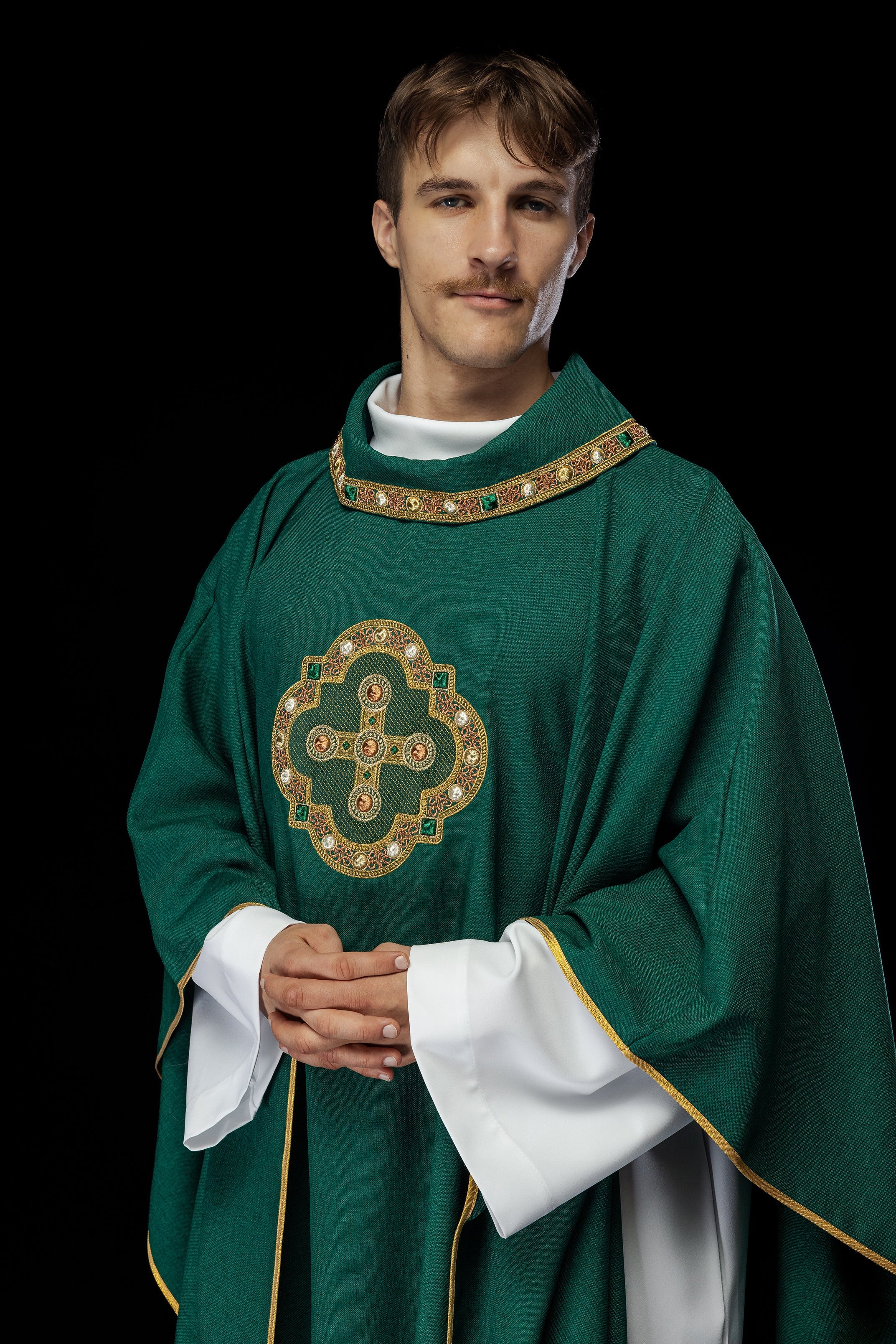 Chasuble en vert avec passepoil brodé sur le col et autour de la broderie de la croix