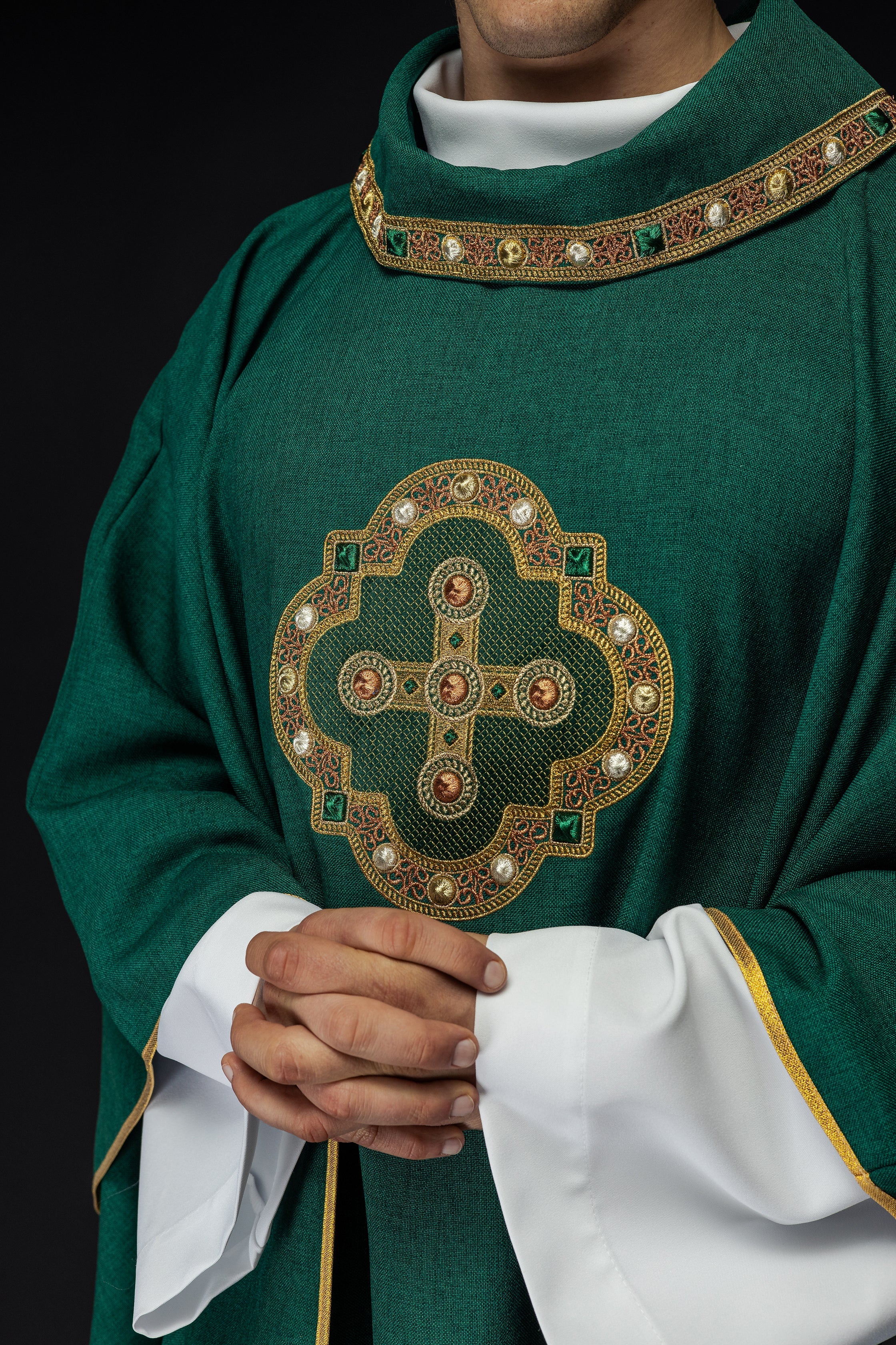 Chasuble en vert avec passepoil brodé sur le col et autour de la broderie de la croix