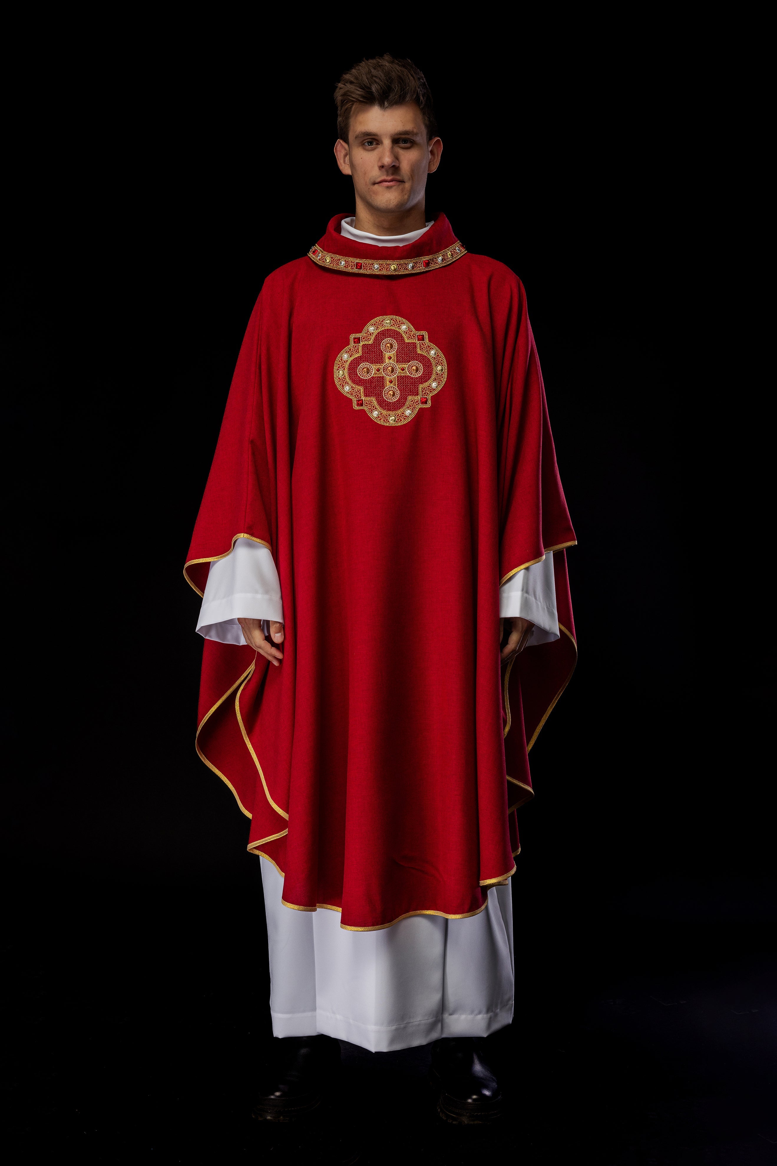 Chasuble en rouge avec passepoil brodé sur le col et autour de la broderie de la croix