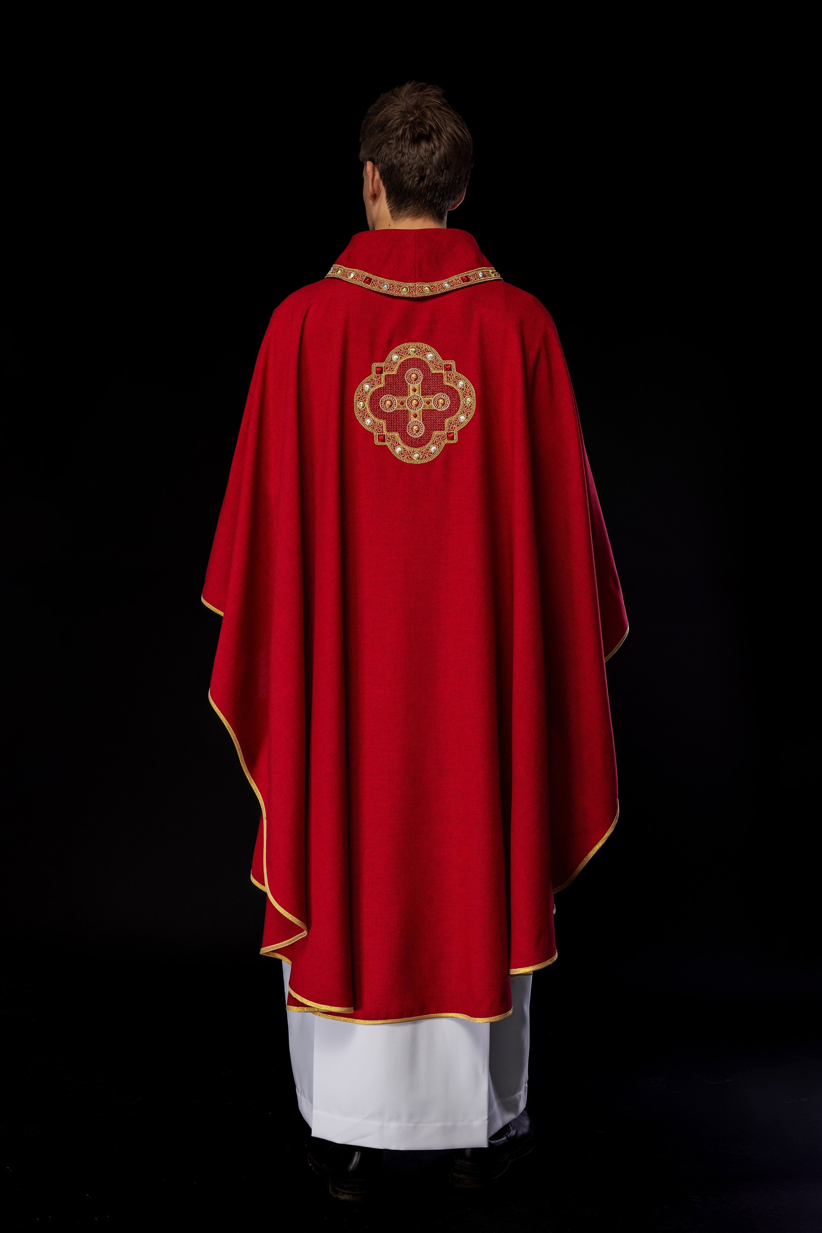 Chasuble en rouge avec passepoil brodé sur le col et autour de la broderie de la croix