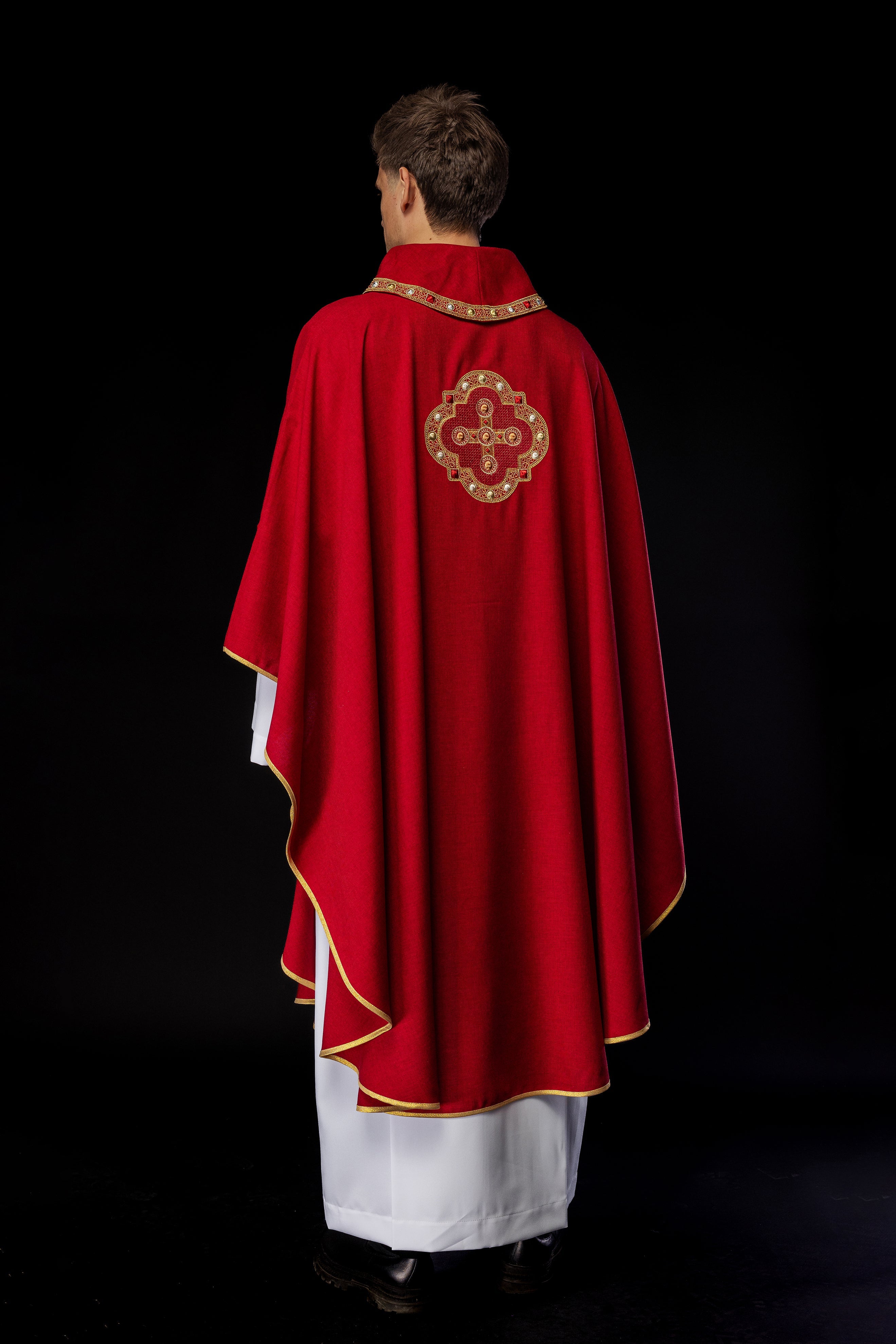 Chasuble en rouge avec passepoil brodé sur le col et autour de la broderie de la croix