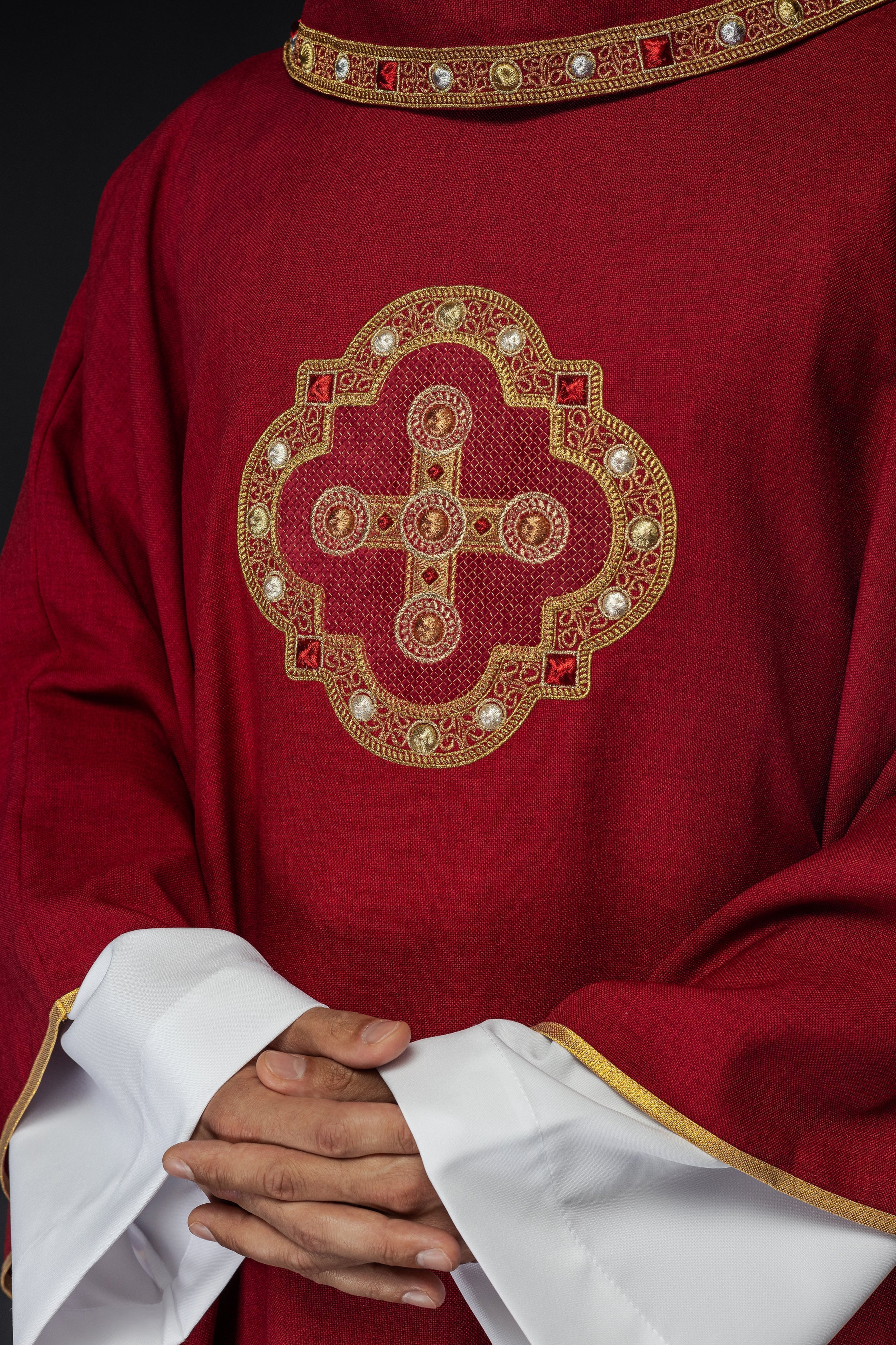 Chasuble en rouge avec passepoil brodé sur le col et autour de la broderie de la croix