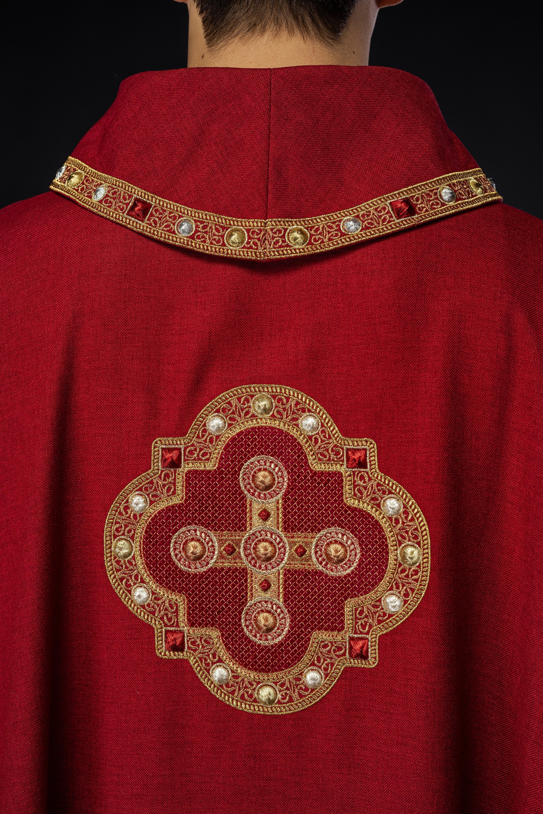 Chasuble en rouge avec passepoil brodé sur le col et autour de la broderie de la croix