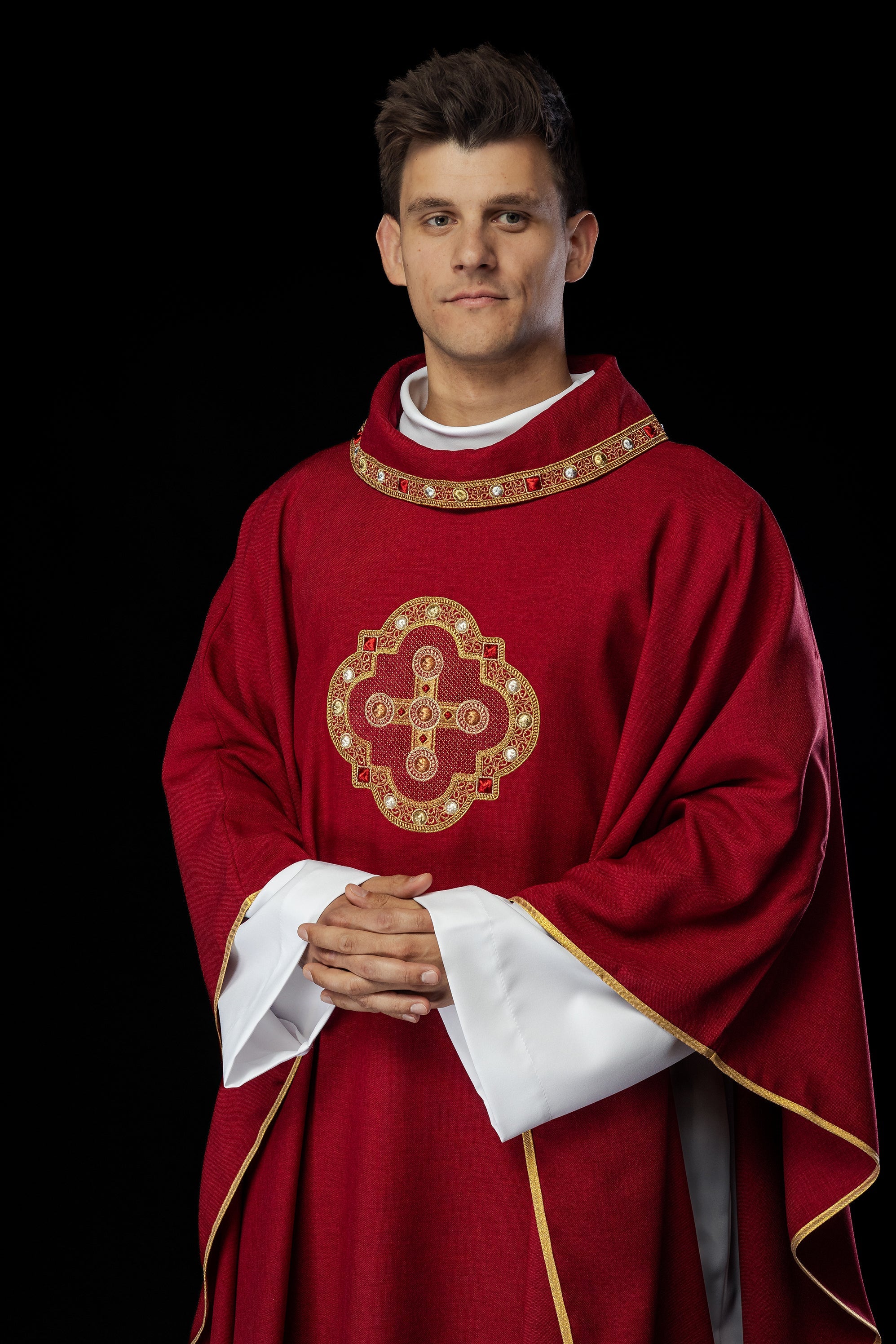 Chasuble en rouge avec passepoil brodé sur le col et autour de la broderie de la croix