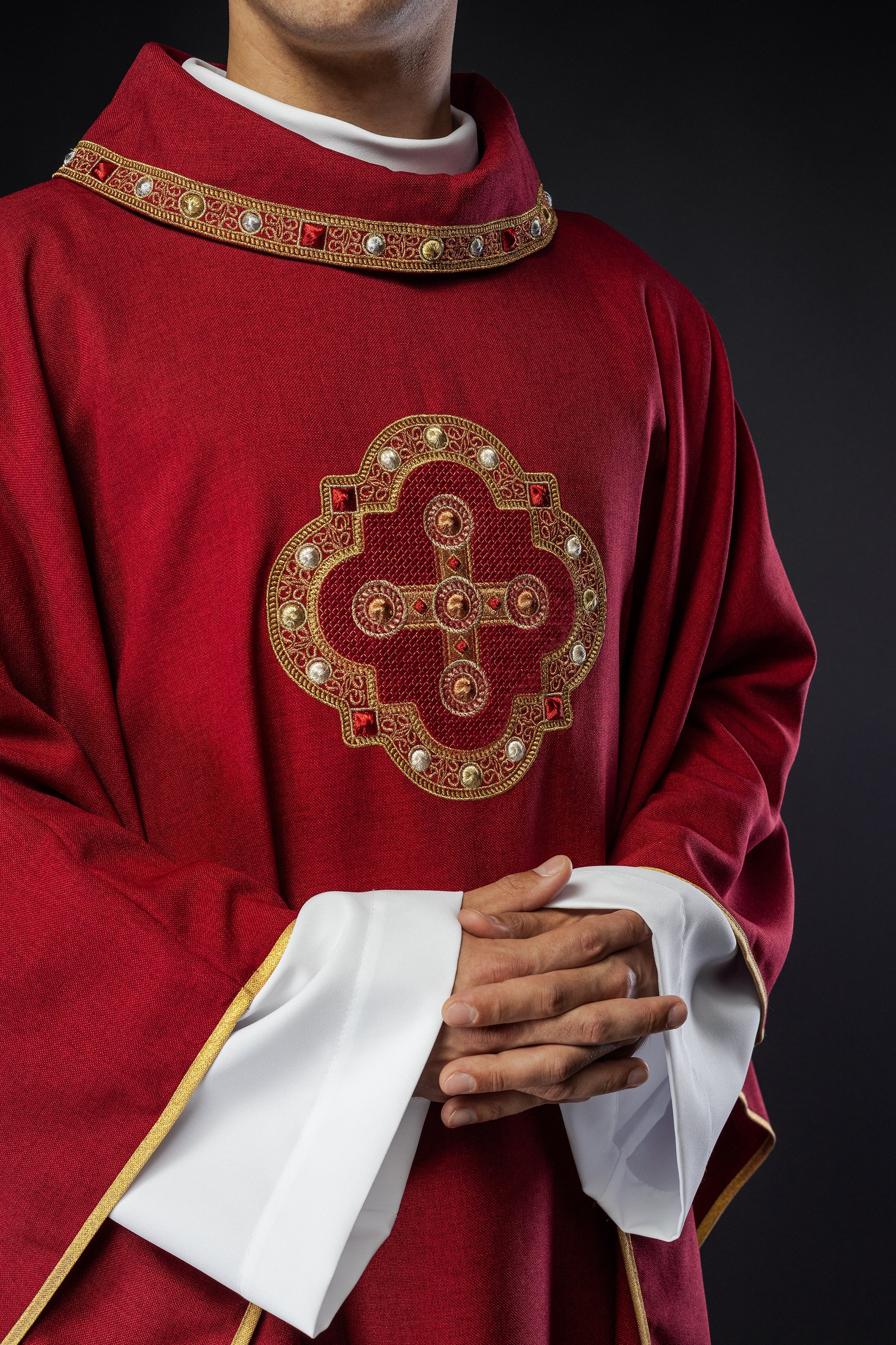 Chasuble en rouge avec passepoil brodé sur le col et autour de la broderie de la croix