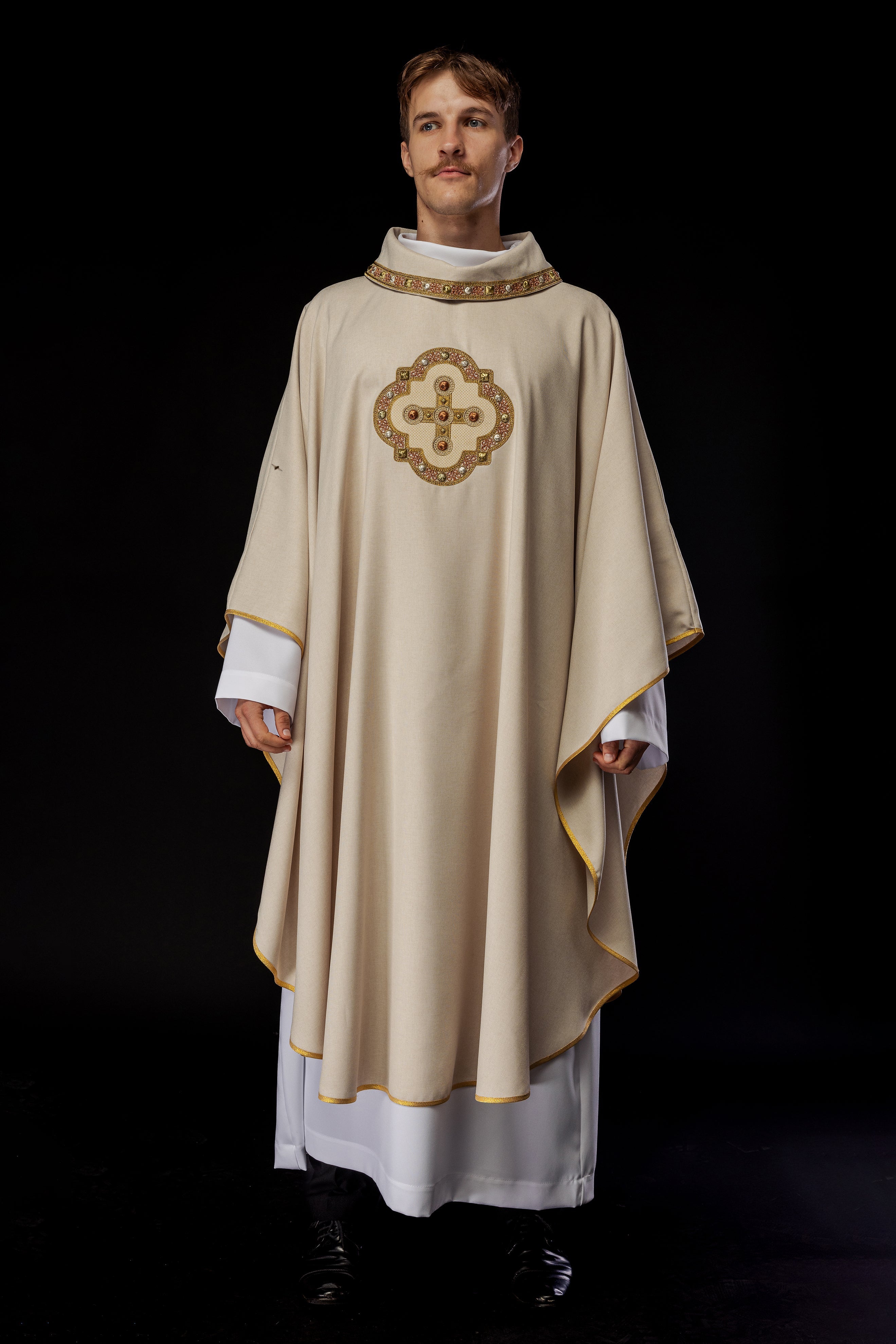 Chasuble en écru avec passepoil brodé sur le col et autour de la broderie de la croix