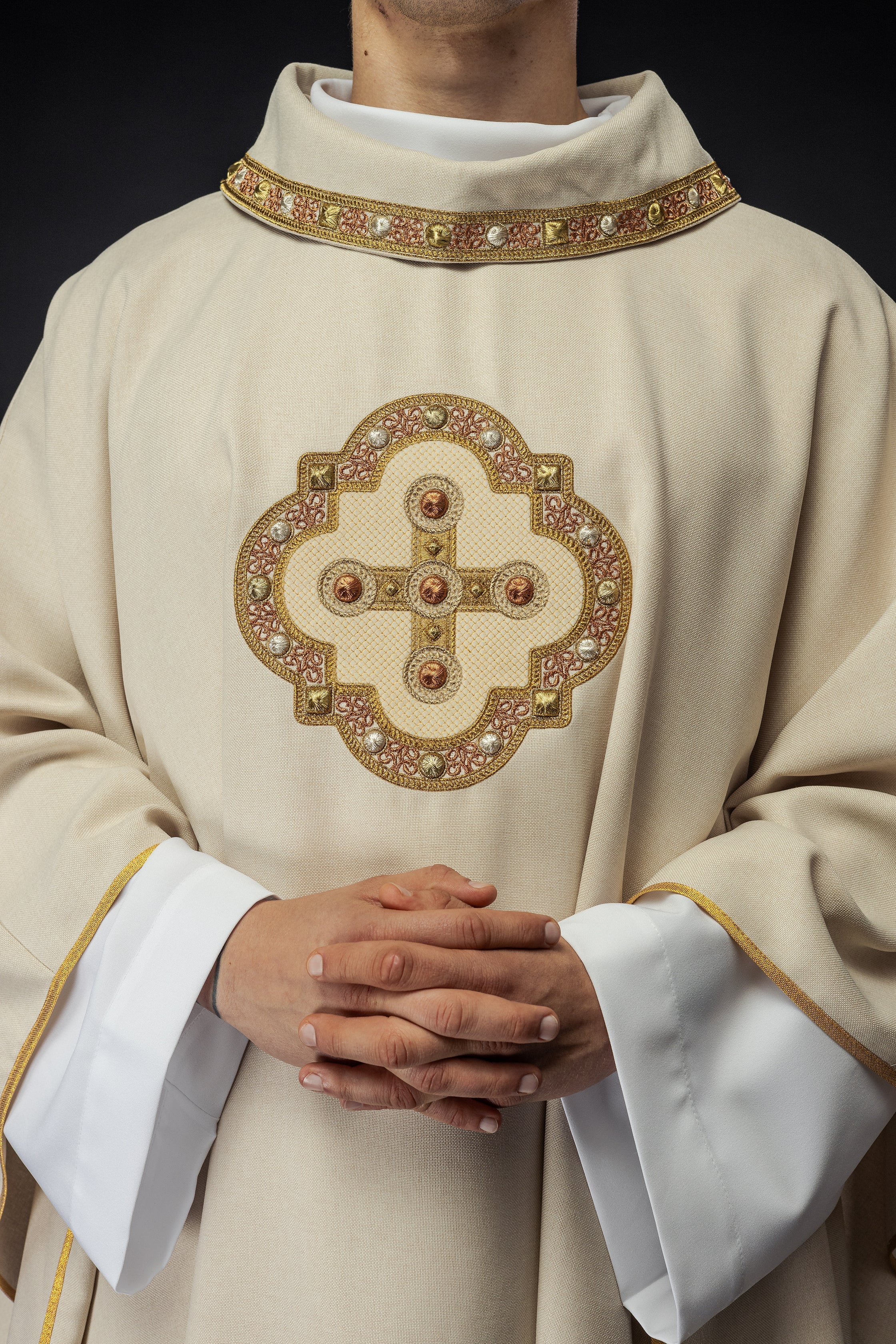 Chasuble en écru avec passepoil brodé sur le col et autour de la broderie de la croix