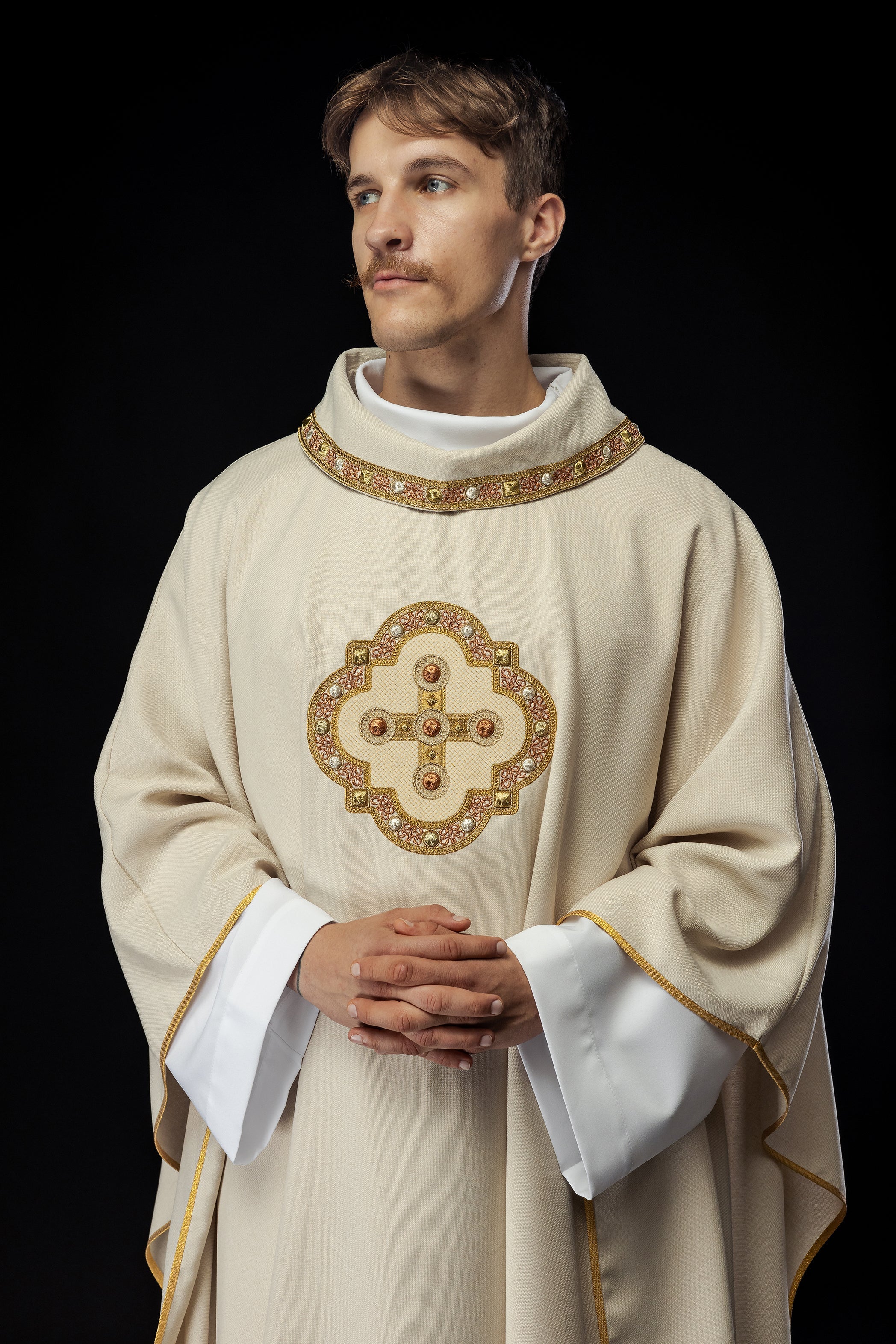 Chasuble en écru avec passepoil brodé sur le col et autour de la broderie de la croix