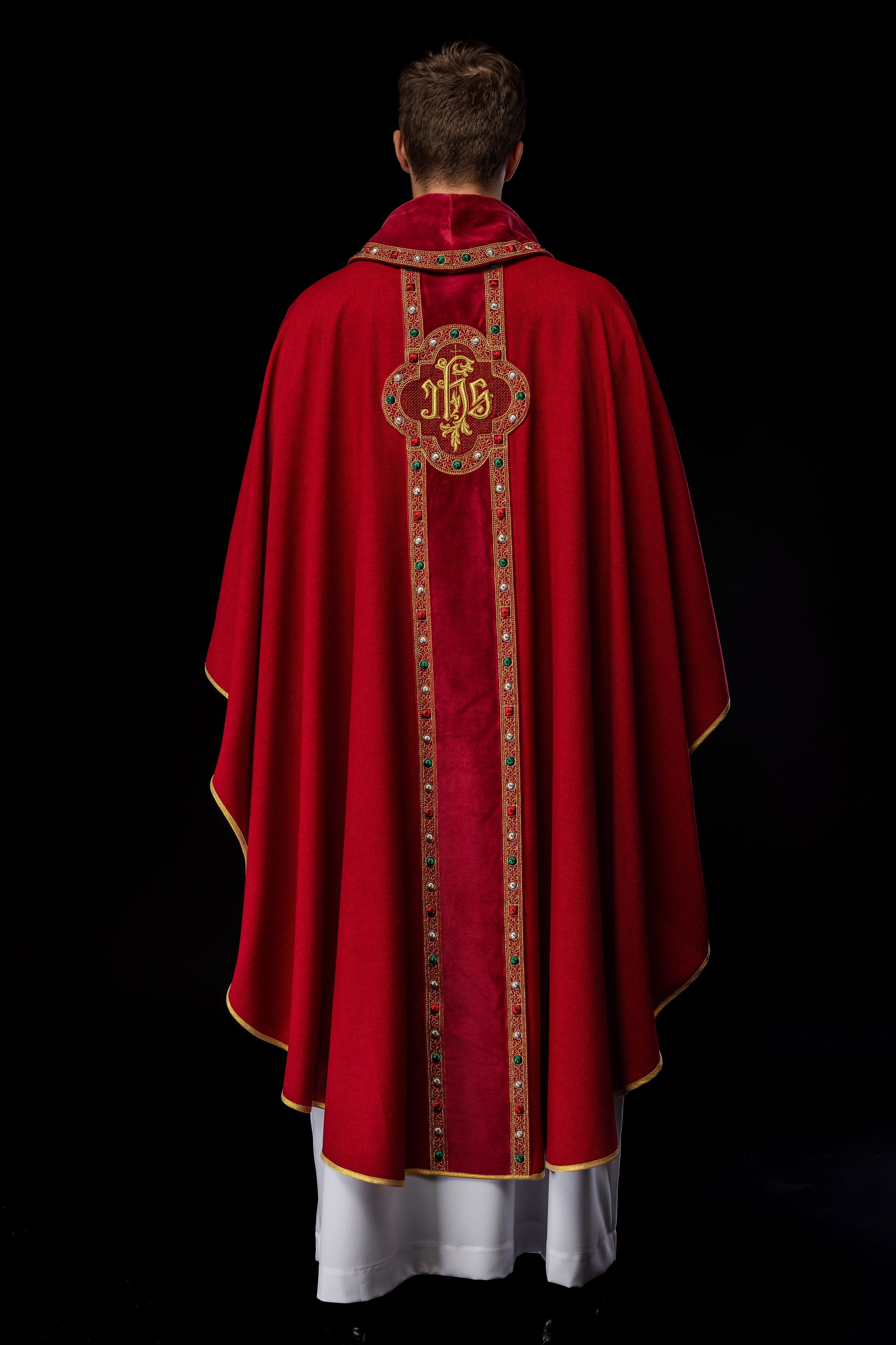 Chasuble avec ceinture richement brodée et passepoil autour de la broderie IHS et du col en rouge