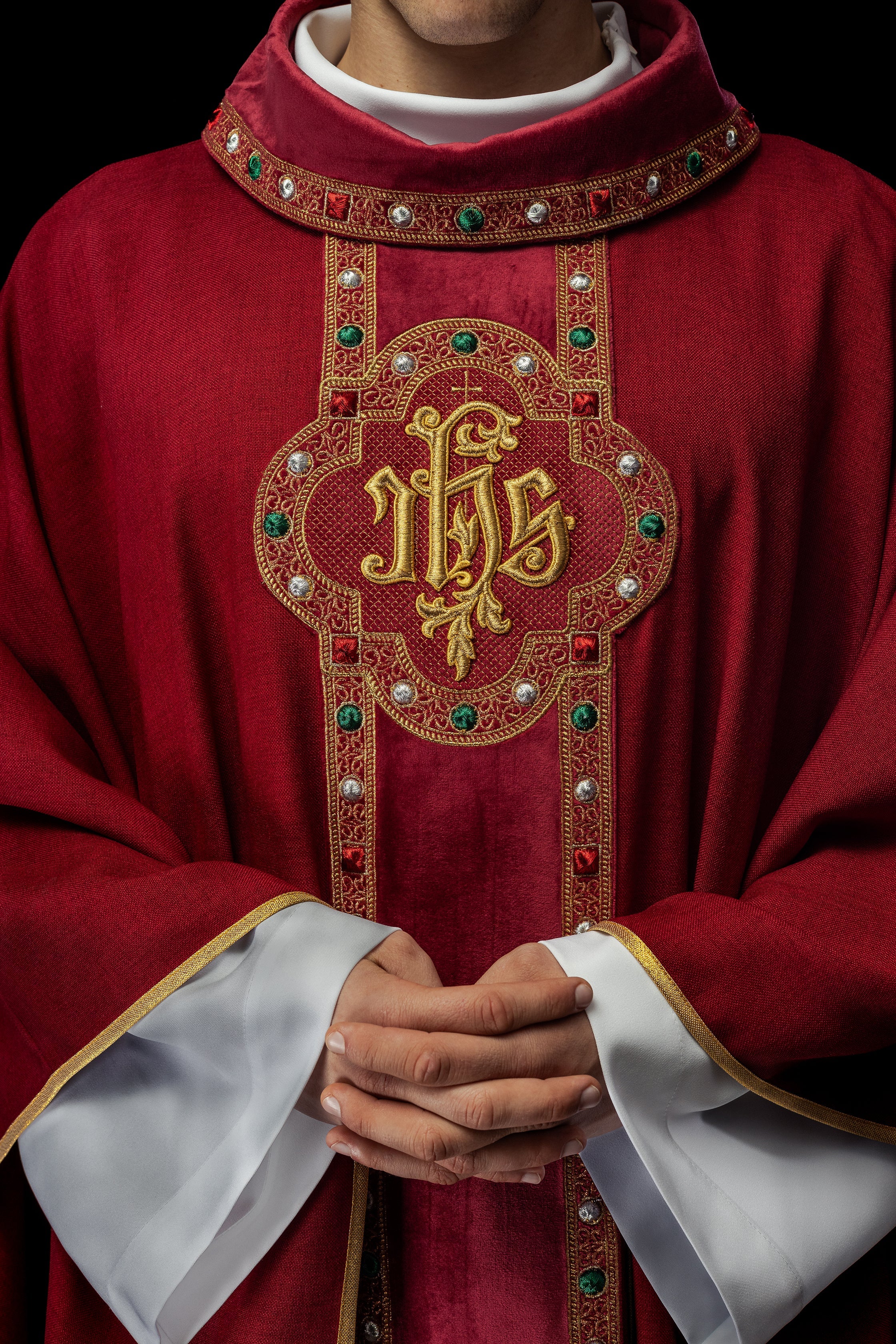 Chasuble avec ceinture richement brodée et passepoil autour de la broderie IHS et du col en rouge