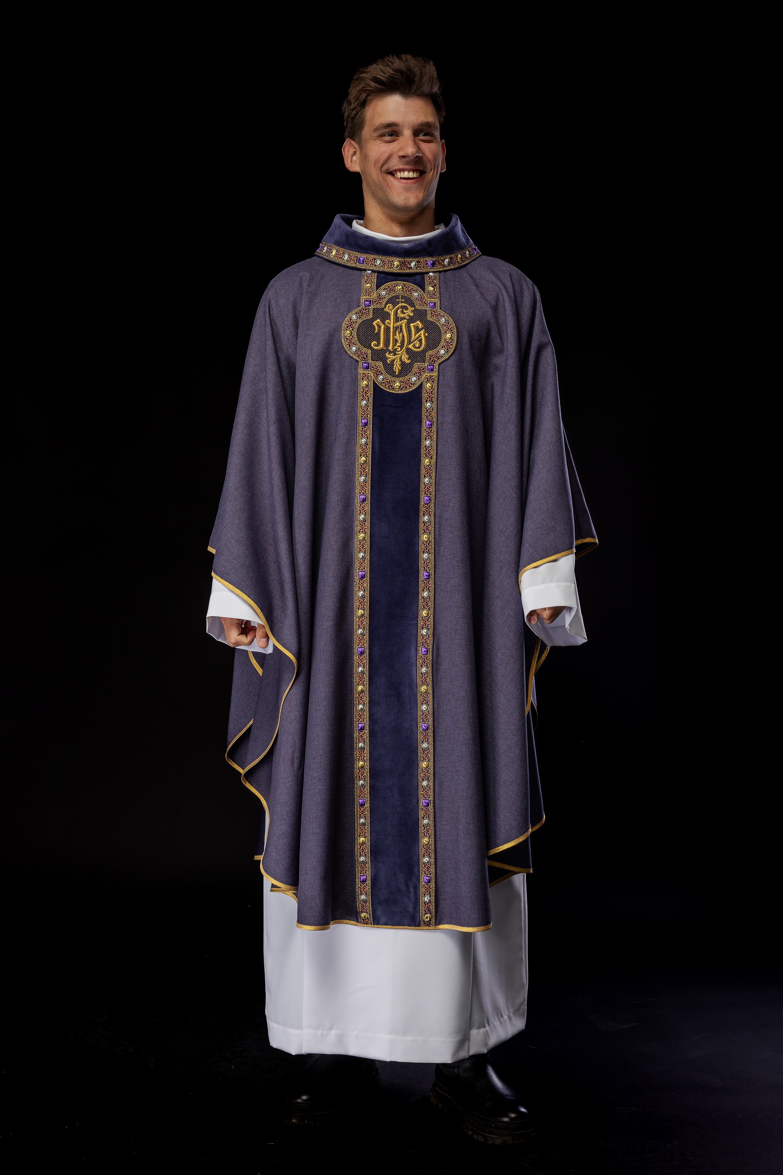 Chasuble avec une ceinture et un galon richement brodés autour de la broderie IHS et un col violet