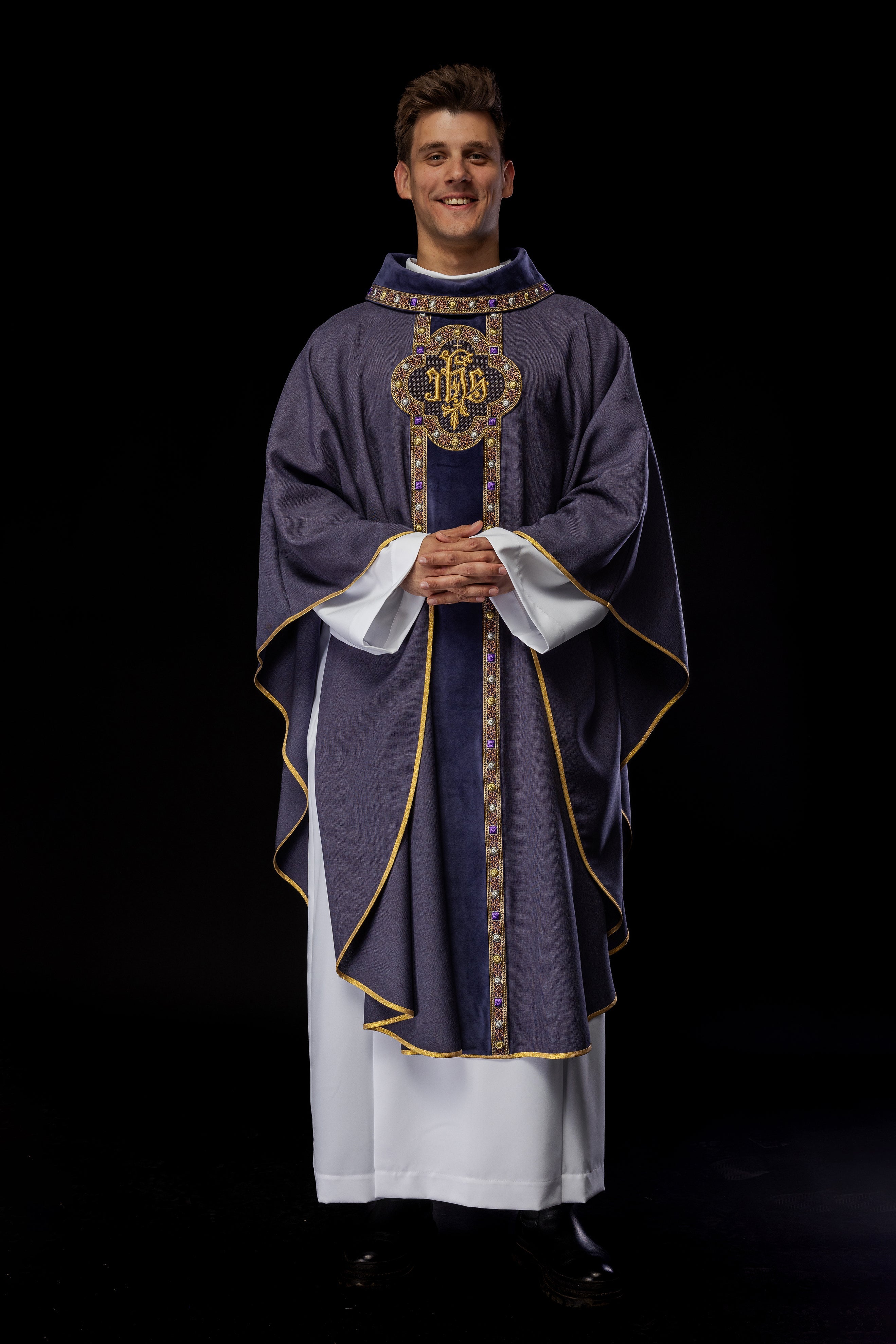 Chasuble avec une ceinture et un galon richement brodés autour de la broderie IHS et un col violet