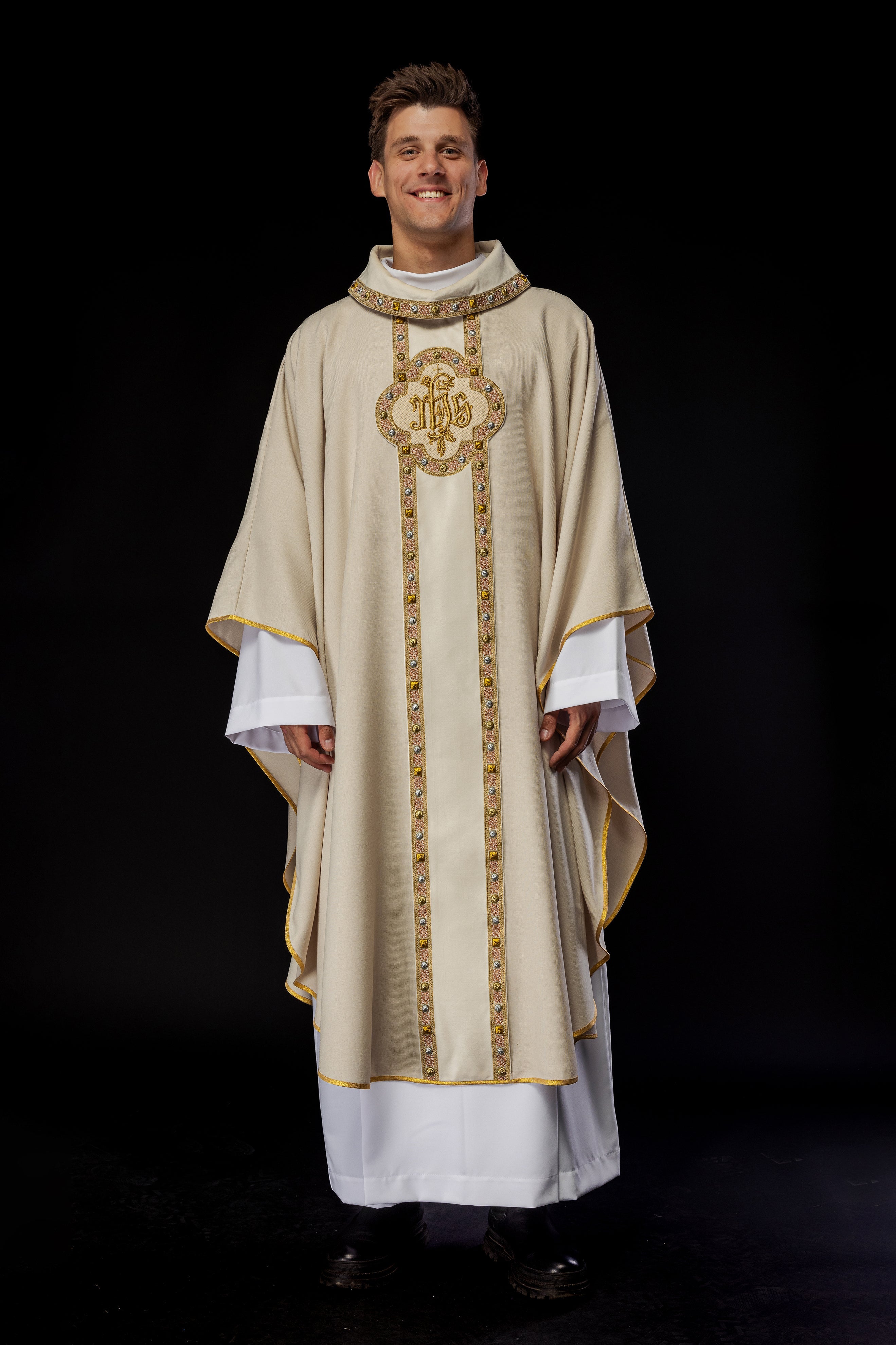 Chasuble avec une ceinture et un galon richement brodés autour de la broderie IHS et un col écru