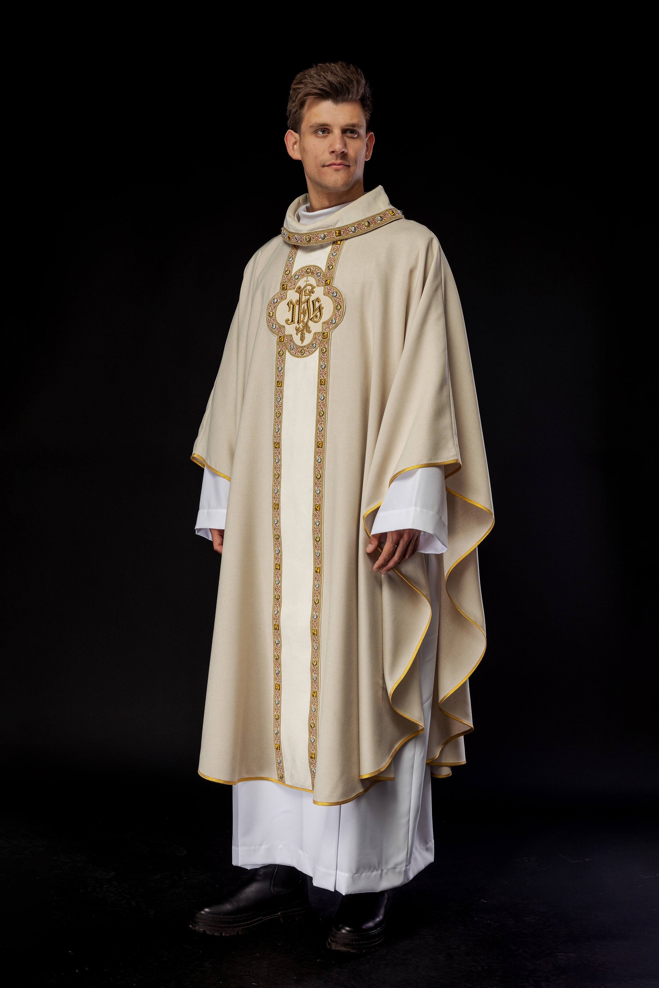 Chasuble avec une ceinture et un galon richement brodés autour de la broderie IHS et un col écru