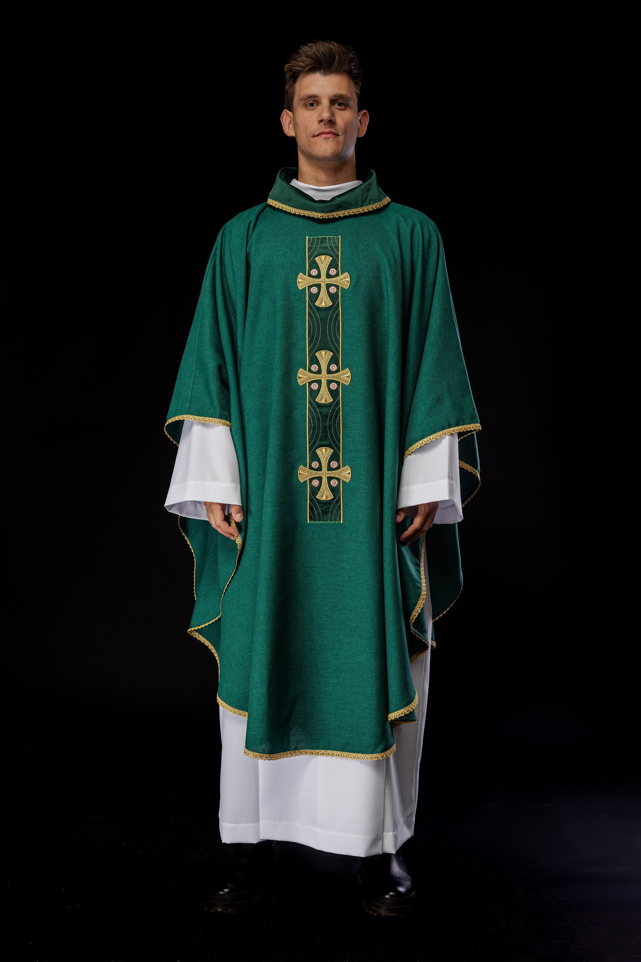 Chasuble en croix brodées d'or et passepoil sur le col en vert