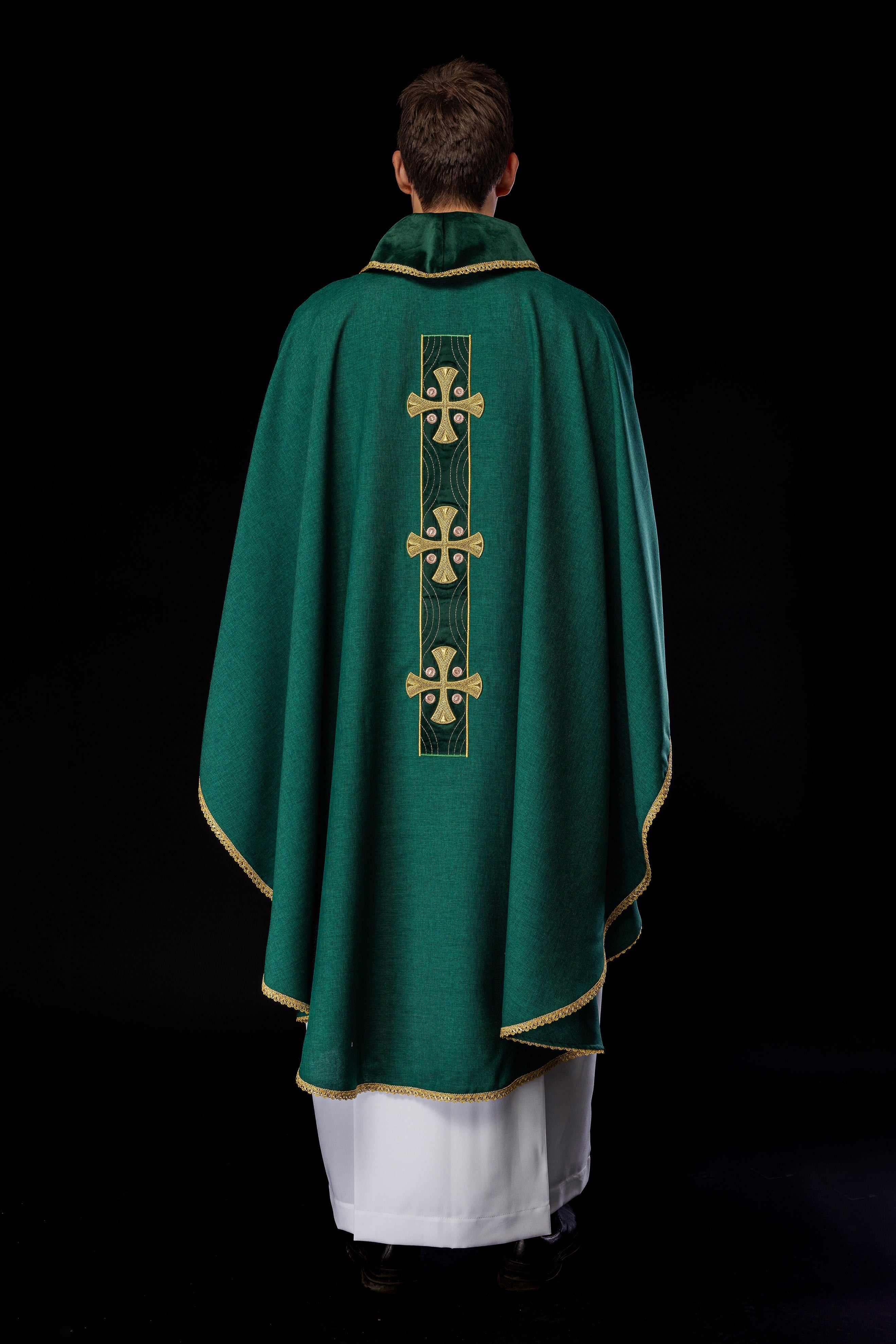 Chasuble en croix brodées d'or et passepoil sur le col en vert