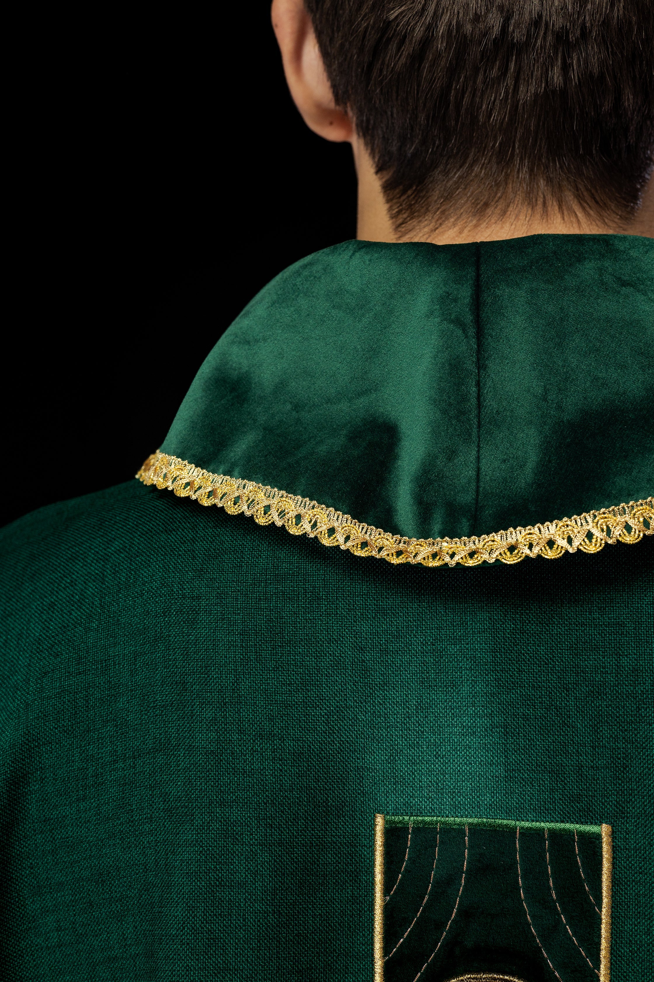 Chasuble en croix brodées d'or et passepoil sur le col en vert