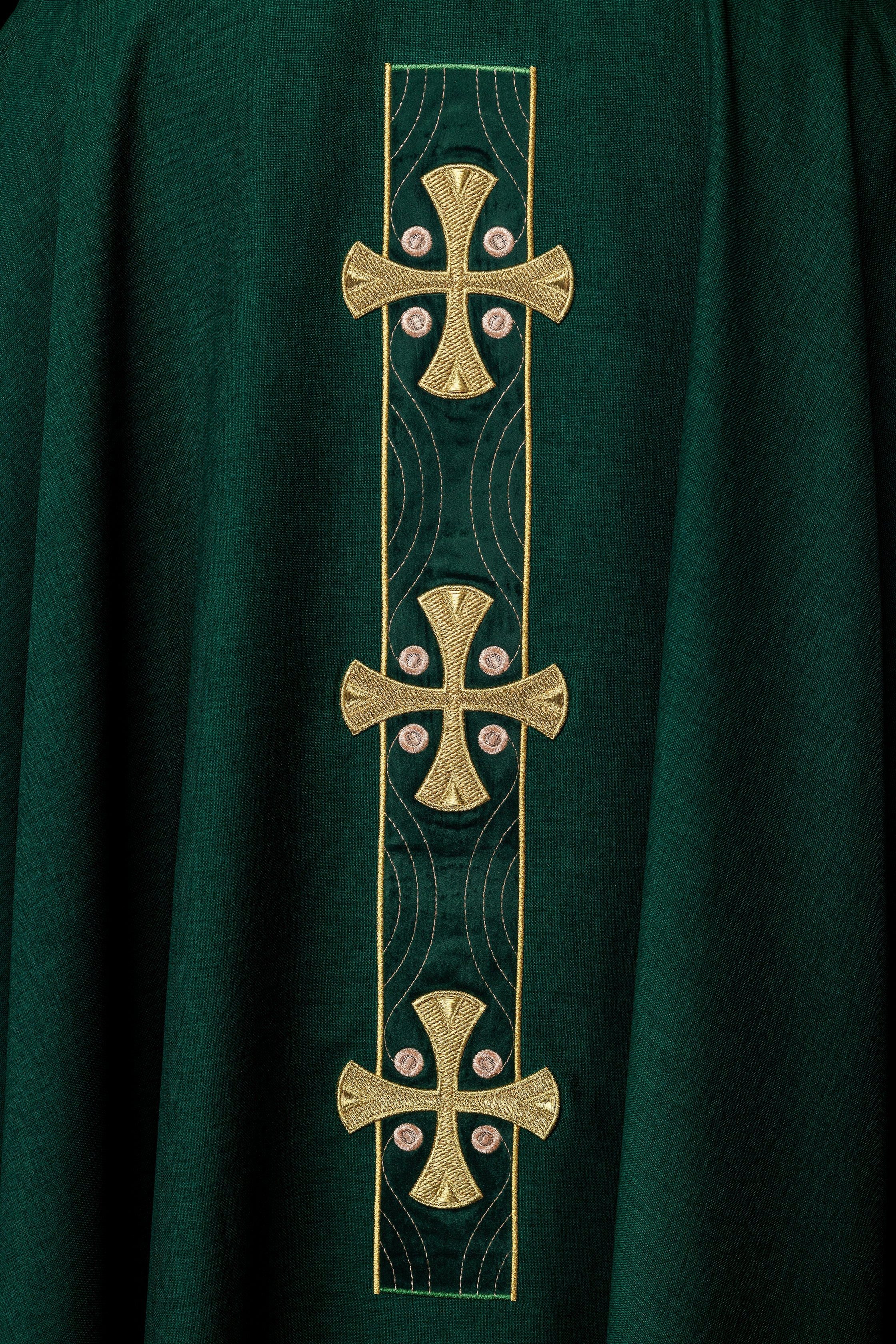 Chasuble en croix brodées d'or et passepoil sur le col en vert