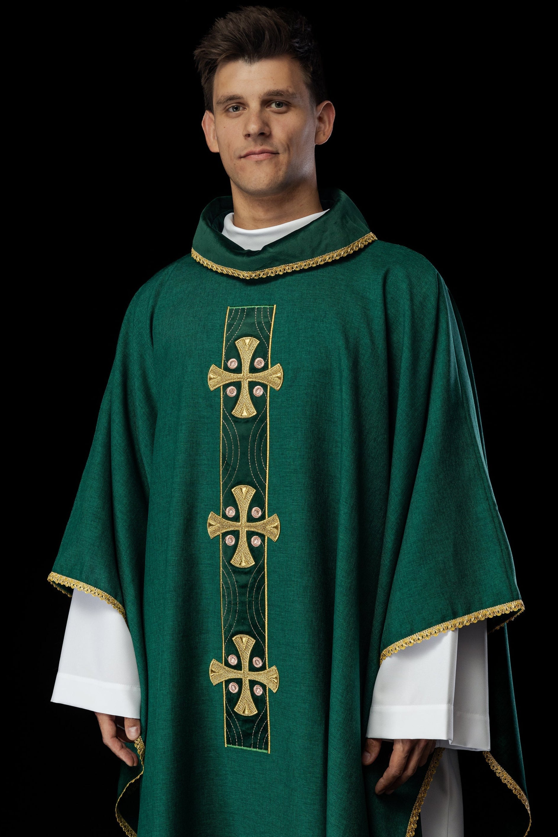 Chasuble en croix brodées d'or et passepoil sur le col en vert