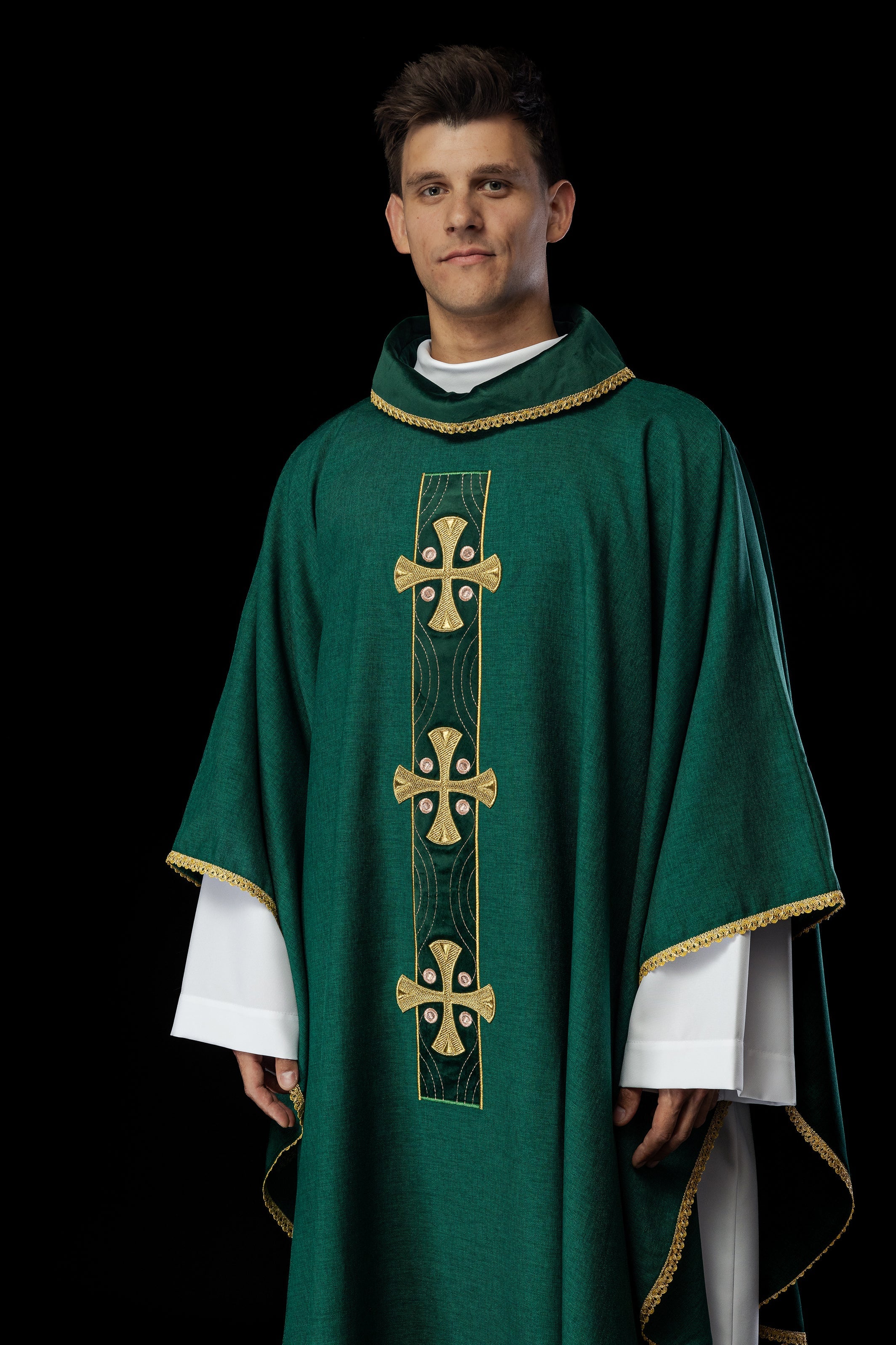 Chasuble en croix brodées d'or et passepoil sur le col en vert