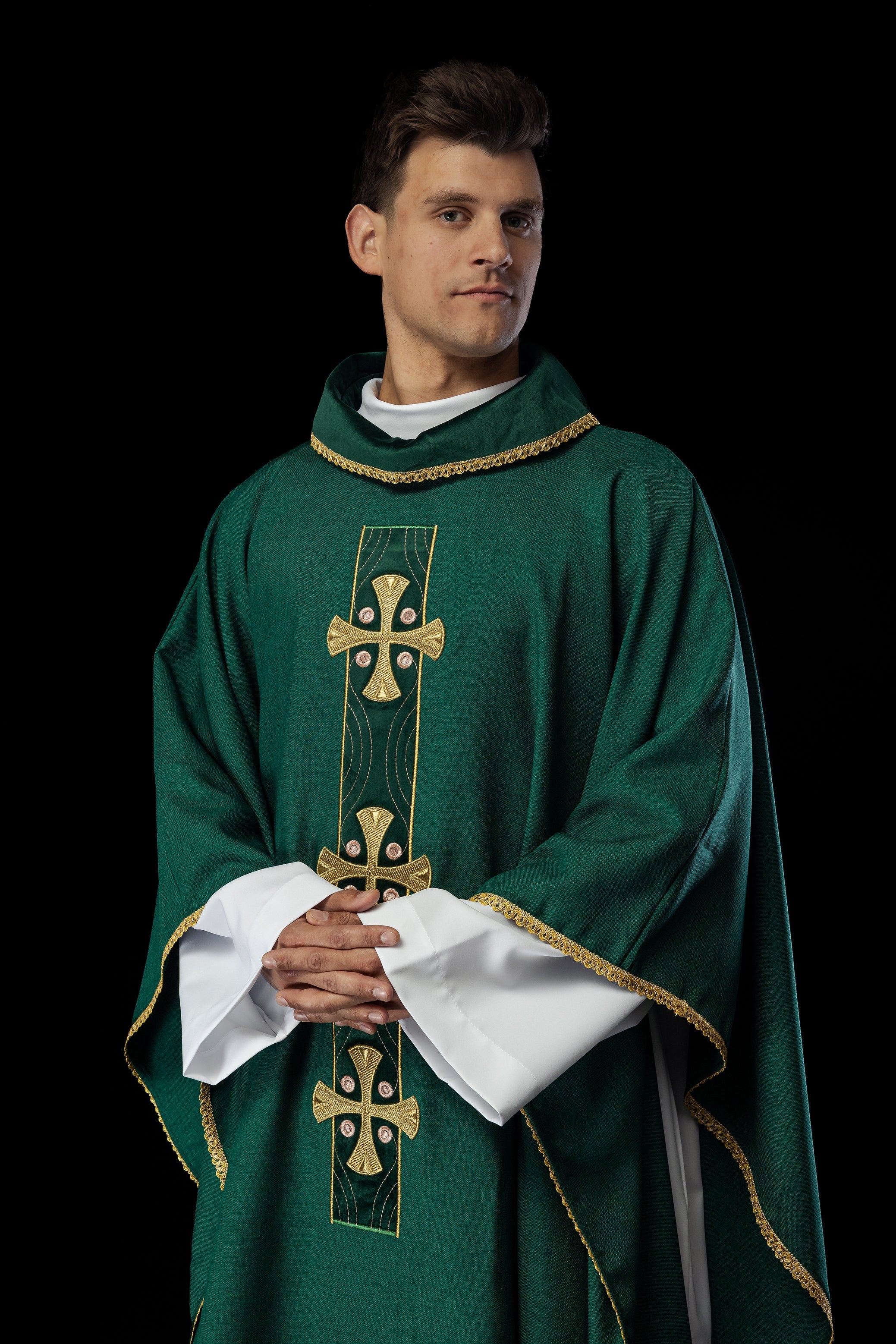 Chasuble en croix brodées d'or et passepoil sur le col en vert