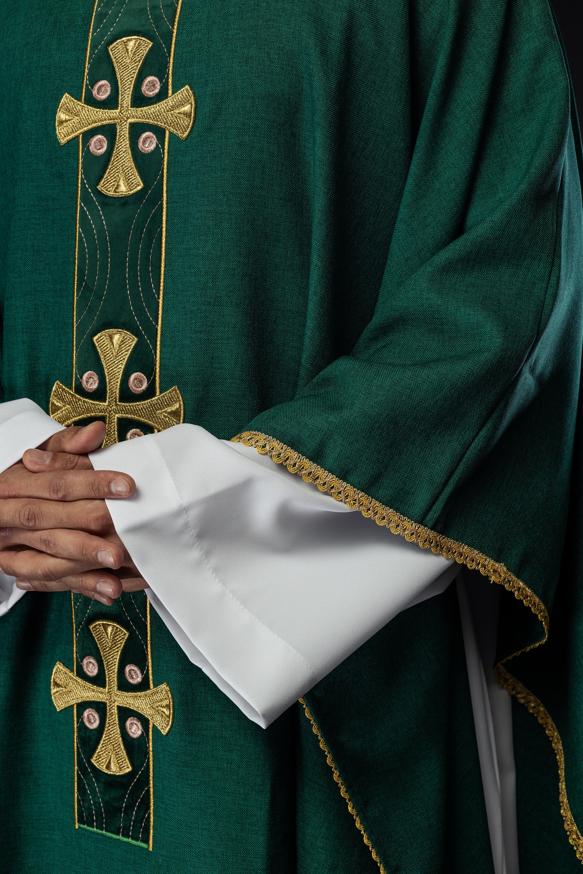 Chasuble en croix brodées d'or et passepoil sur le col en vert