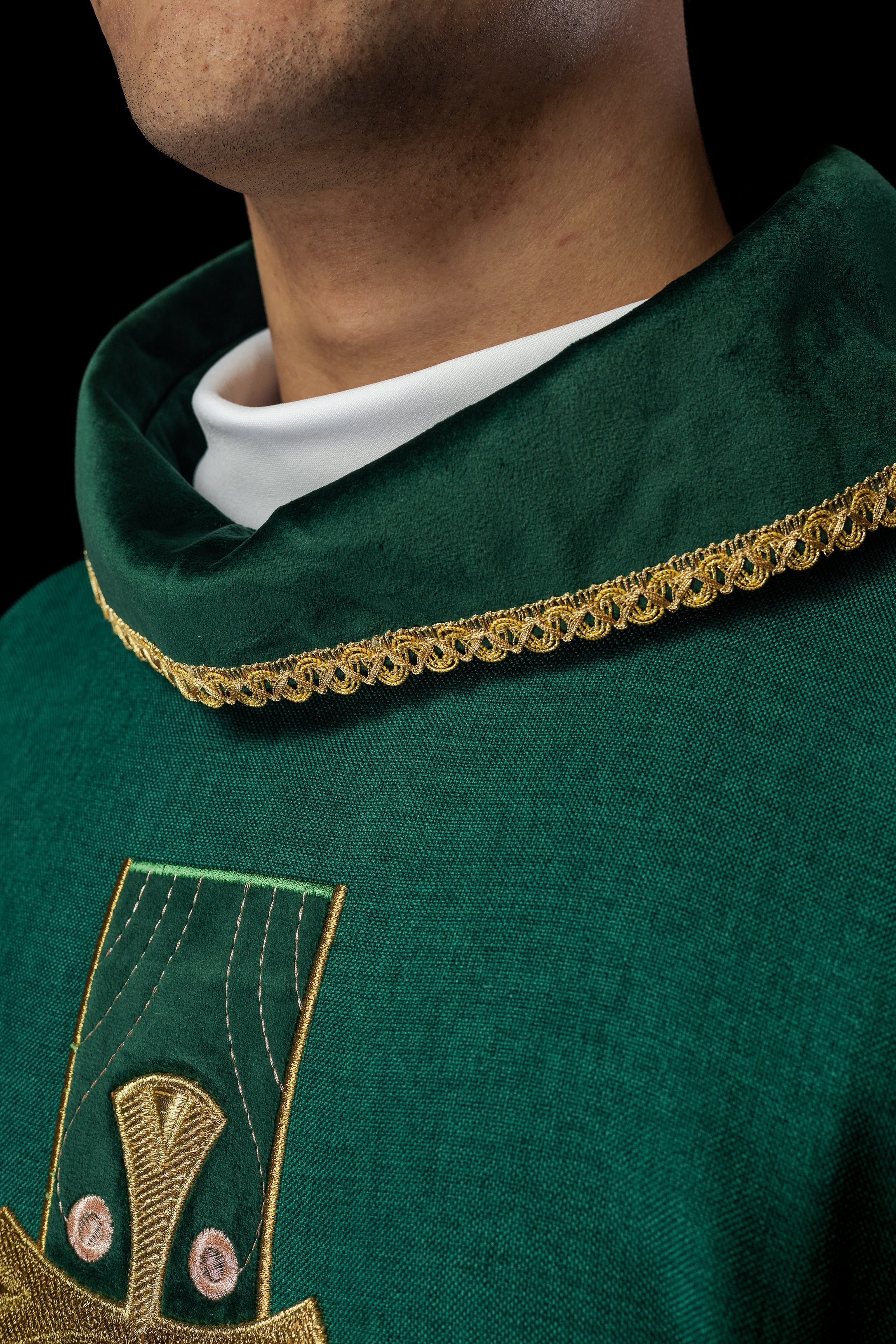 Chasuble en croix brodées d'or et passepoil sur le col en vert